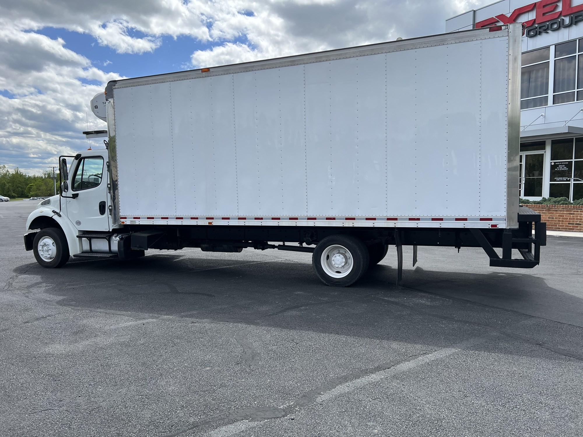 2017 Freightliner M2 106 - image 2 of 6