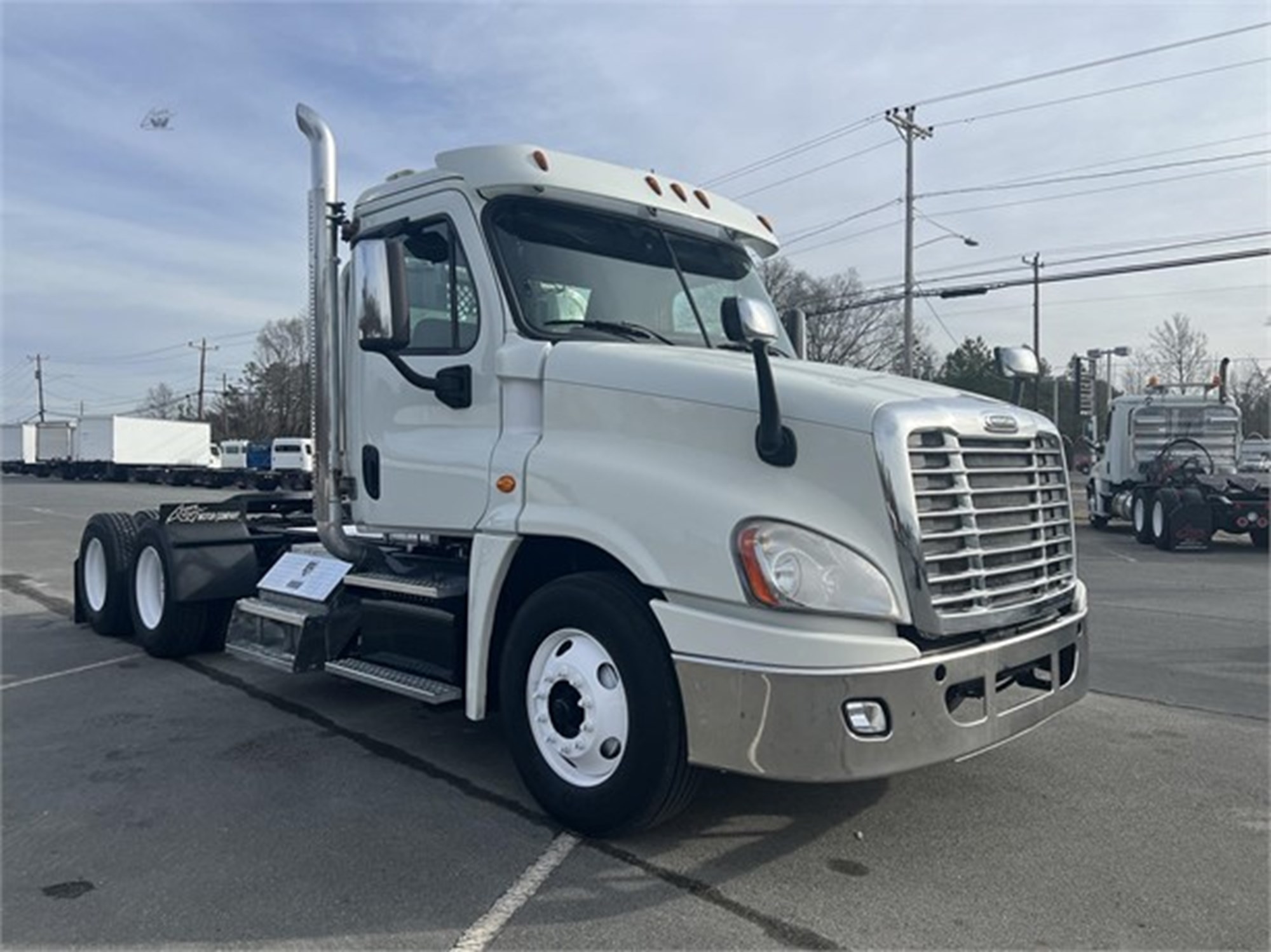 2016 Freightliner Cascadia 125 - image 2 of 6