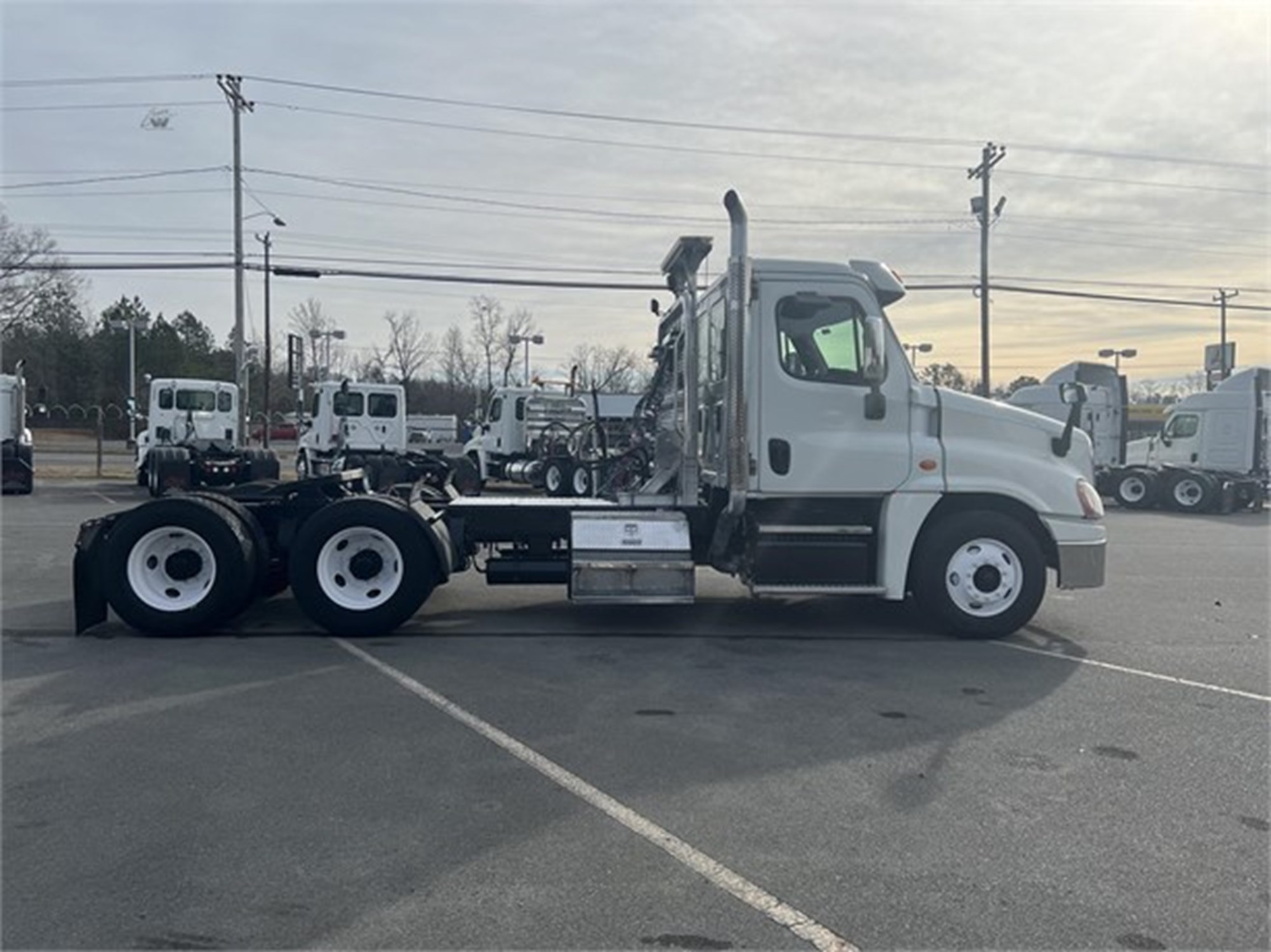 2016 Freightliner Cascadia 125 - image 3 of 6