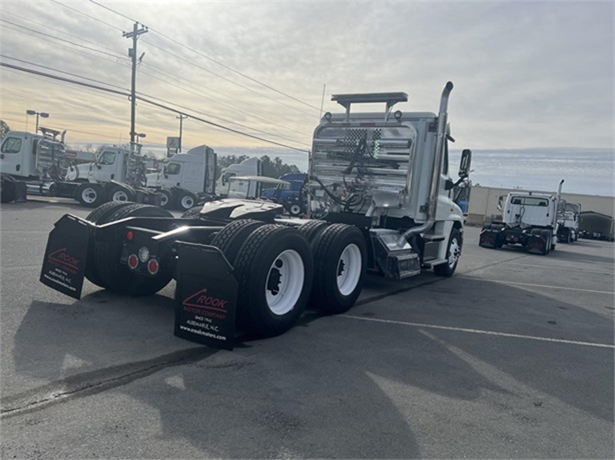 2016 Freightliner Cascadia 125 - image 4 of 6