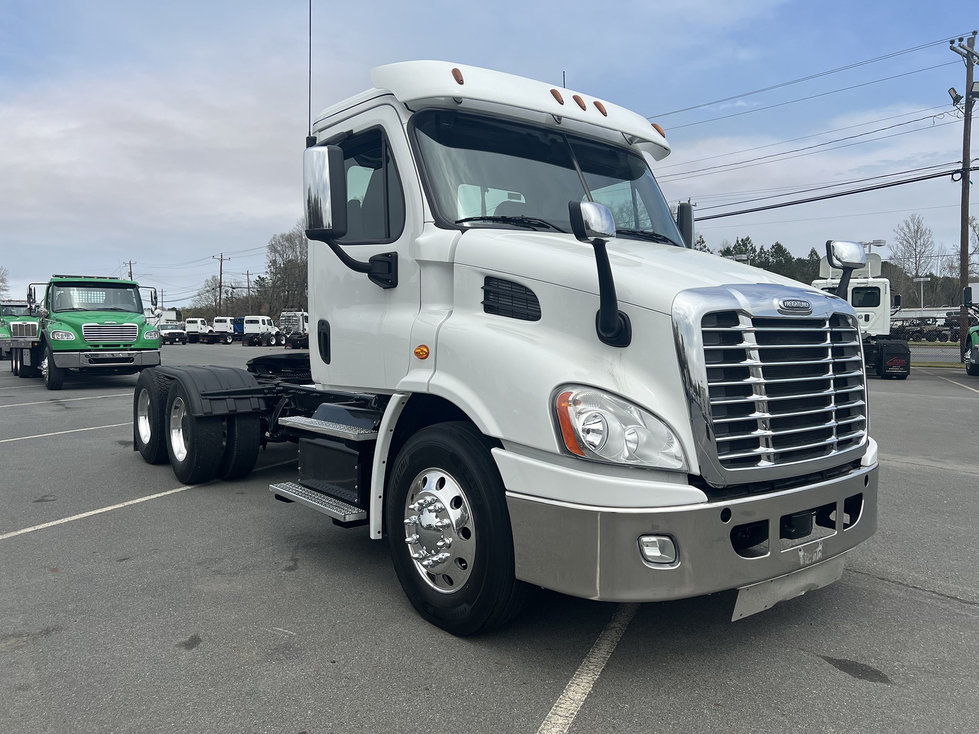 2018 Freightliner Cascadia 113 - image 2 of 6