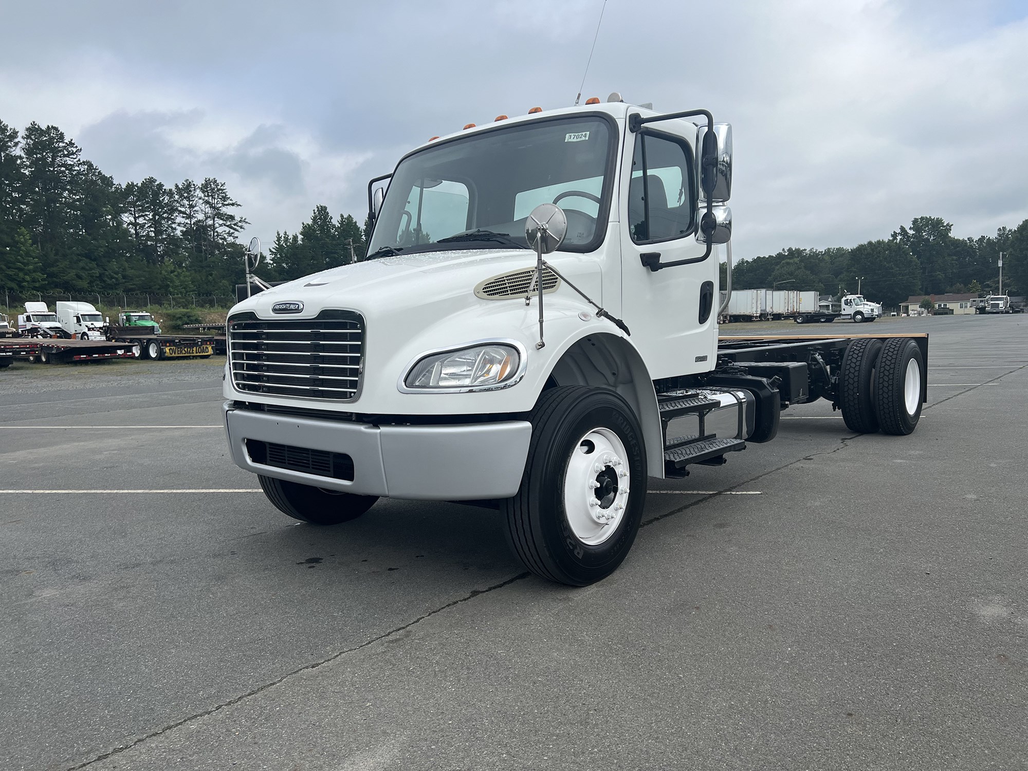 2011 FREIGHTLINER M2 - image 1 of 6