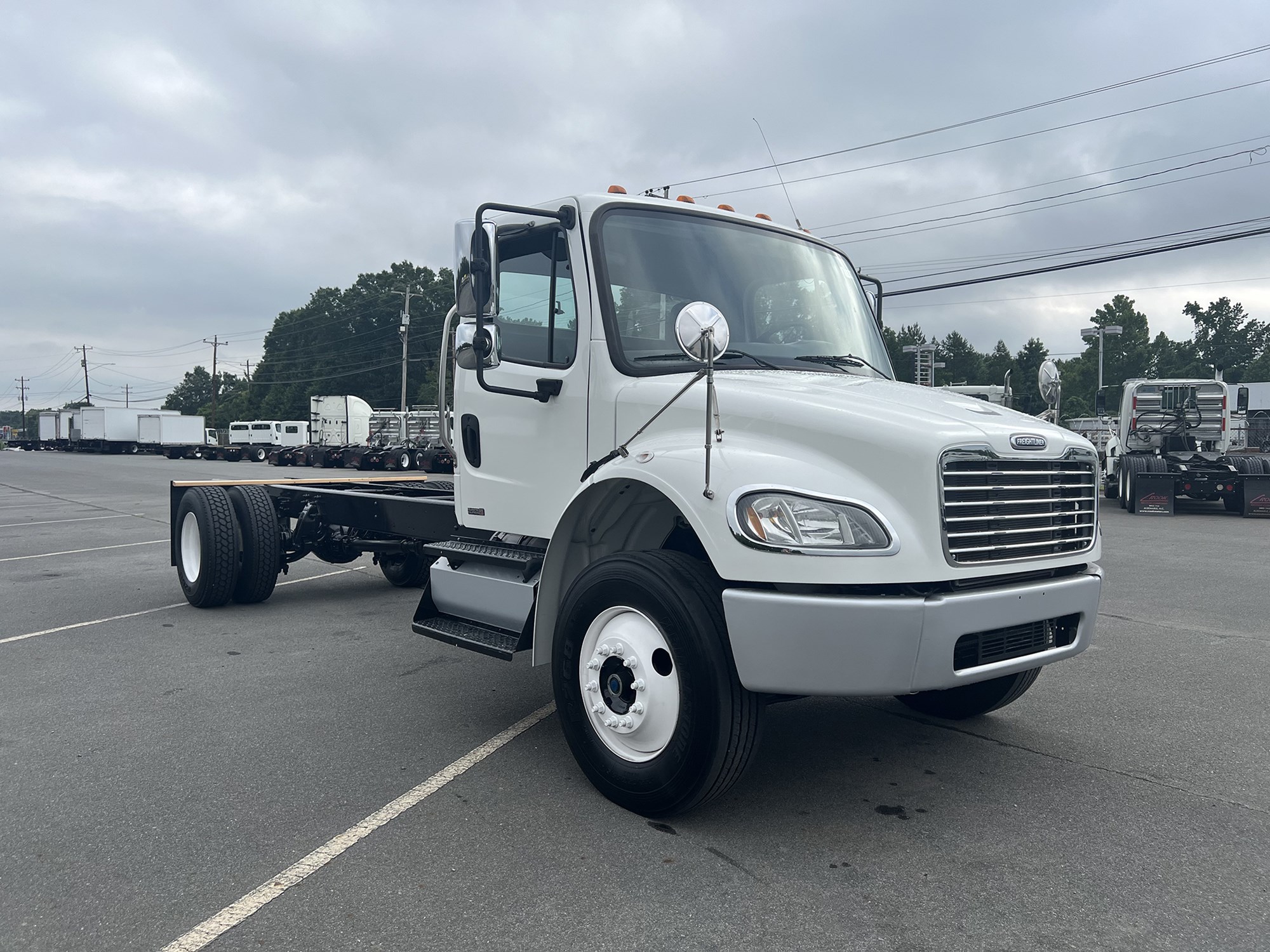 2011 FREIGHTLINER M2 - image 2 of 6