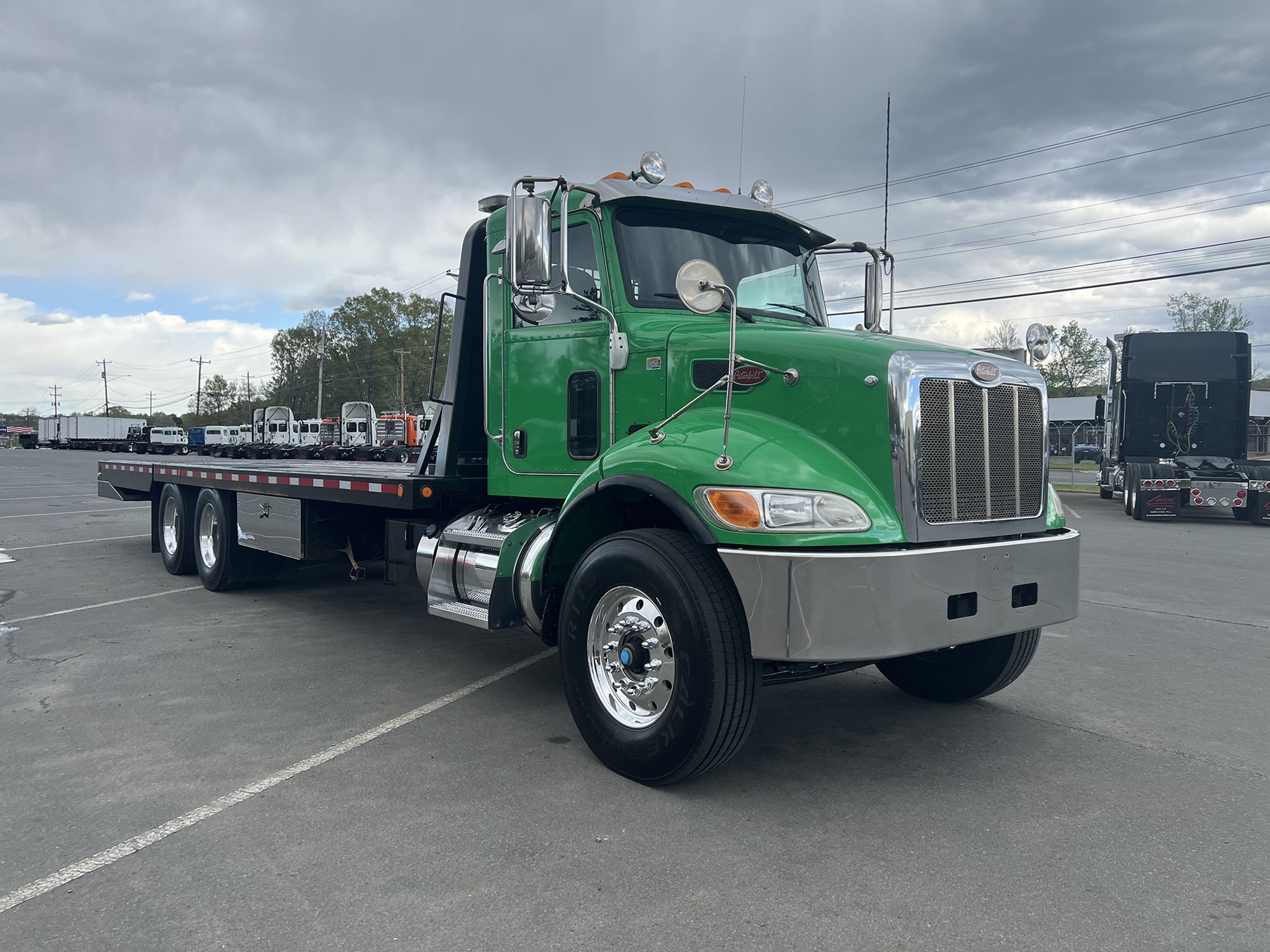 2017 Peterbilt 348 - image 2 of 6