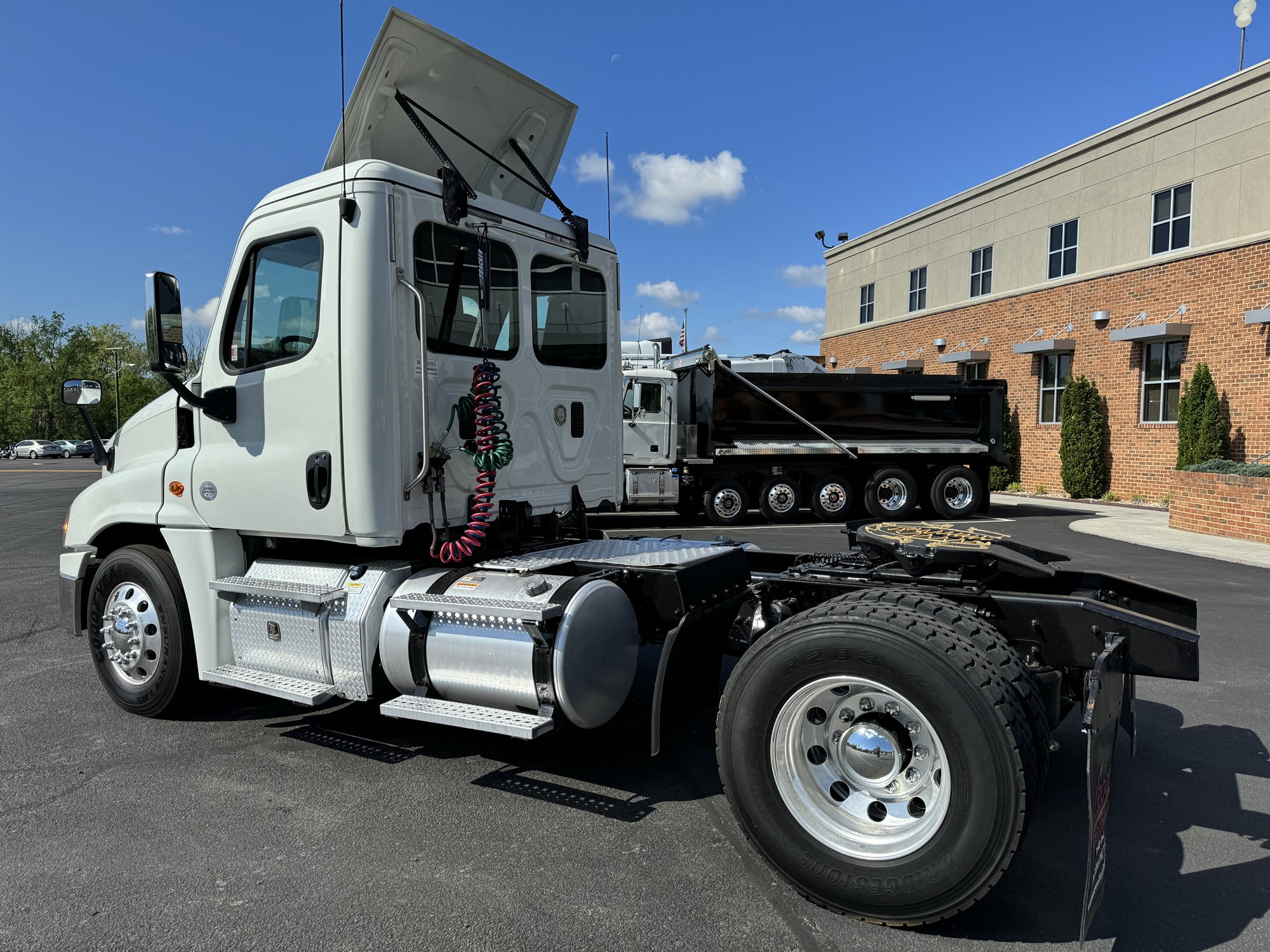 2015 Freightliner Cascadia 125 - image 2 of 6