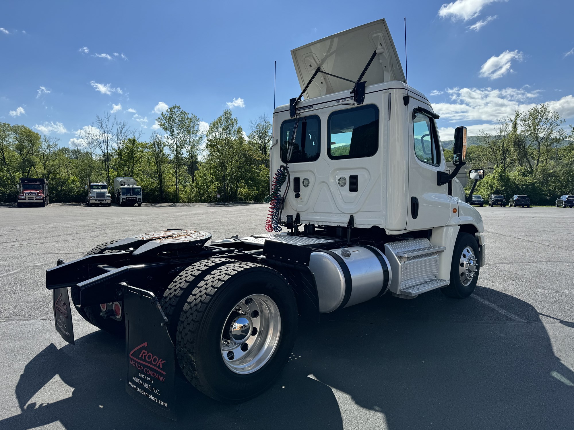 2015 Freightliner Cascadia 125 - image 4 of 6