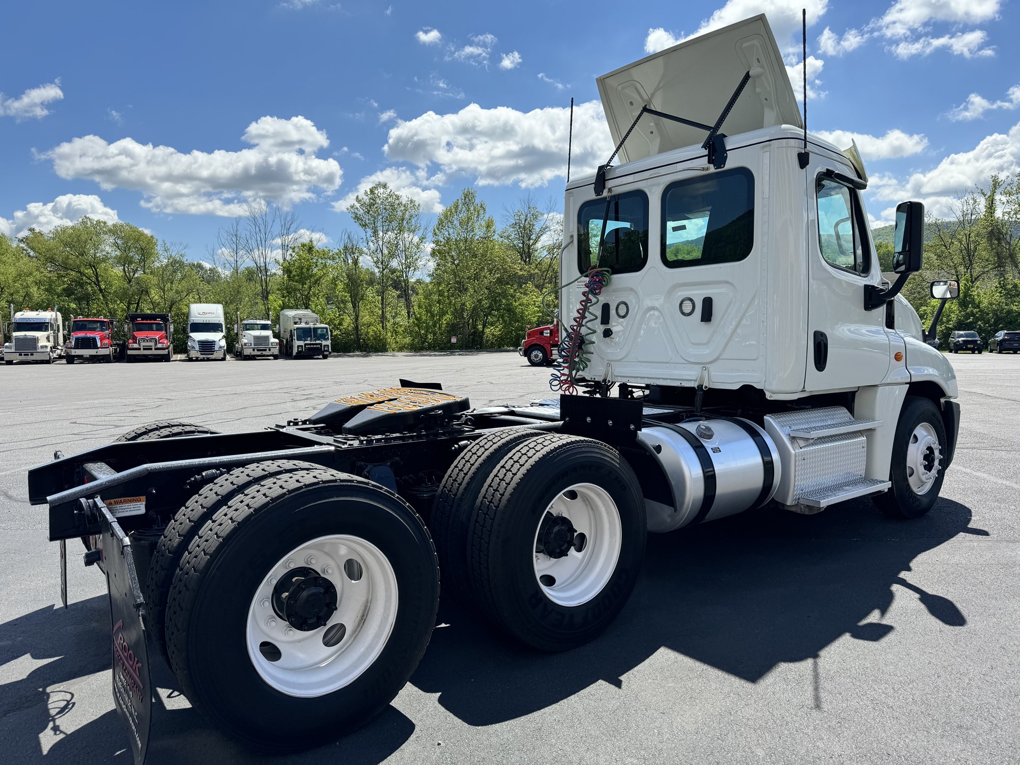 2019 Freightliner Cascadia 125 - image 4 of 6