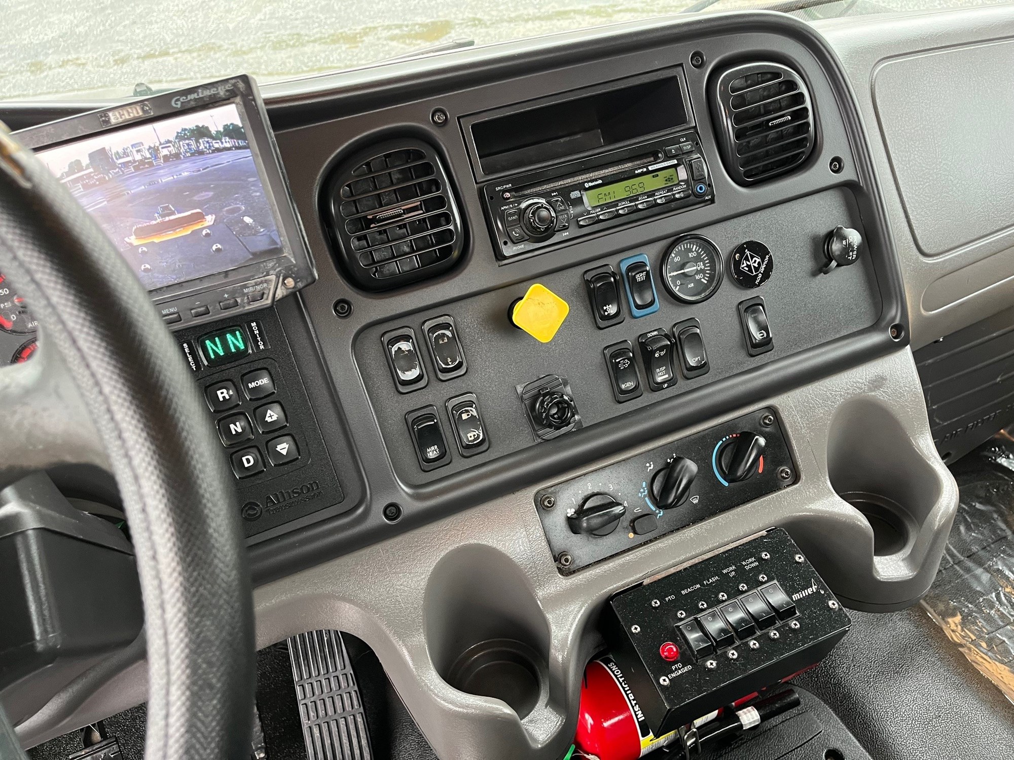 2015 FREIGHTLINER M2 106 - image 2 of 5