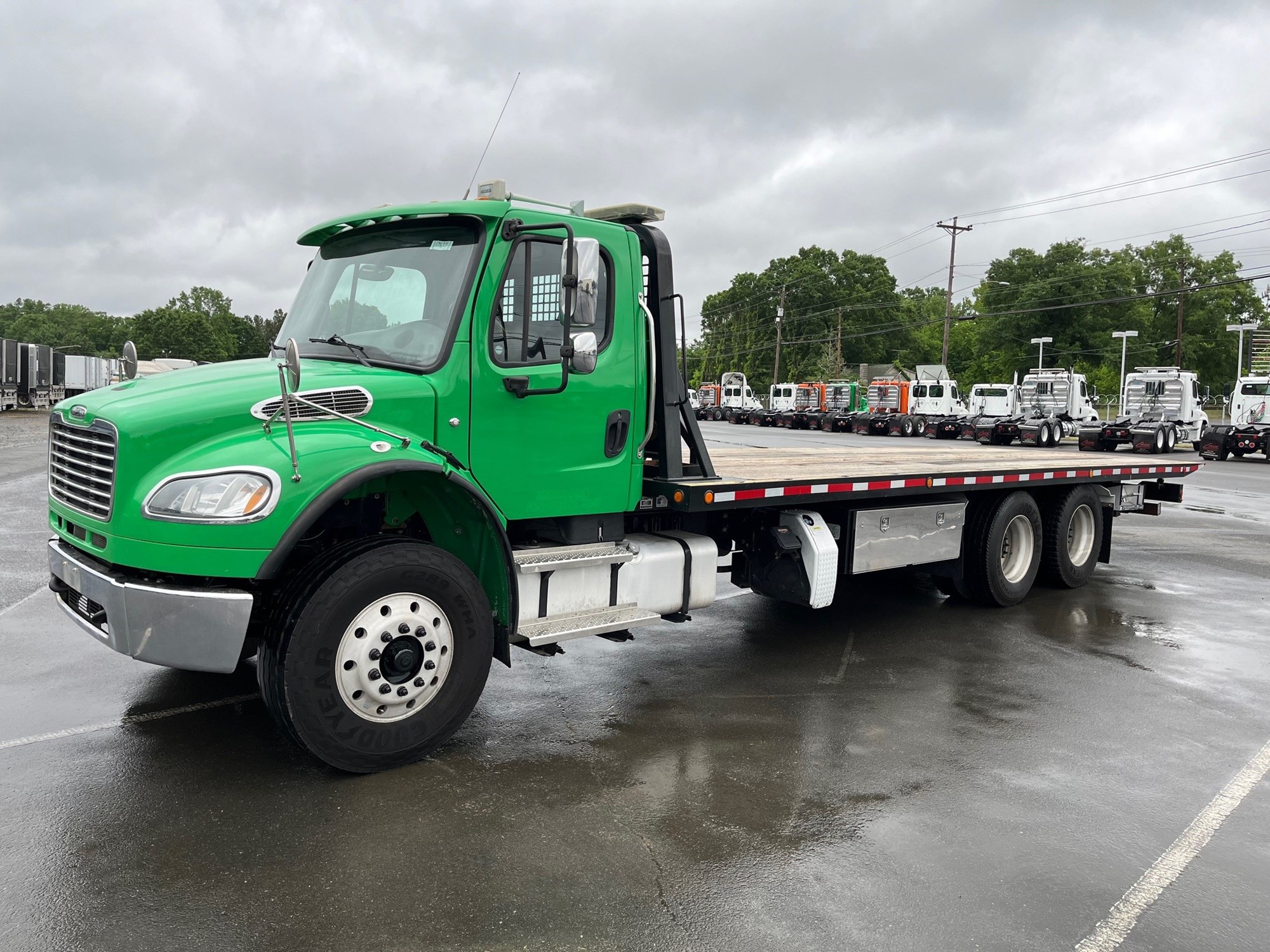 2015 FREIGHTLINER M2 106 - image 1 of 5