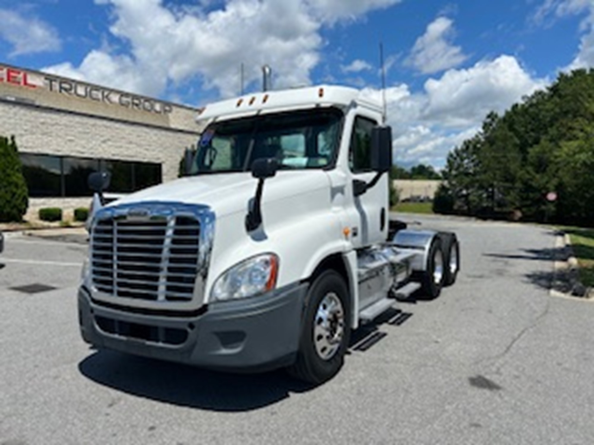 2013 FREIGHTLINER CASCADIA 125 - image 3 of 6