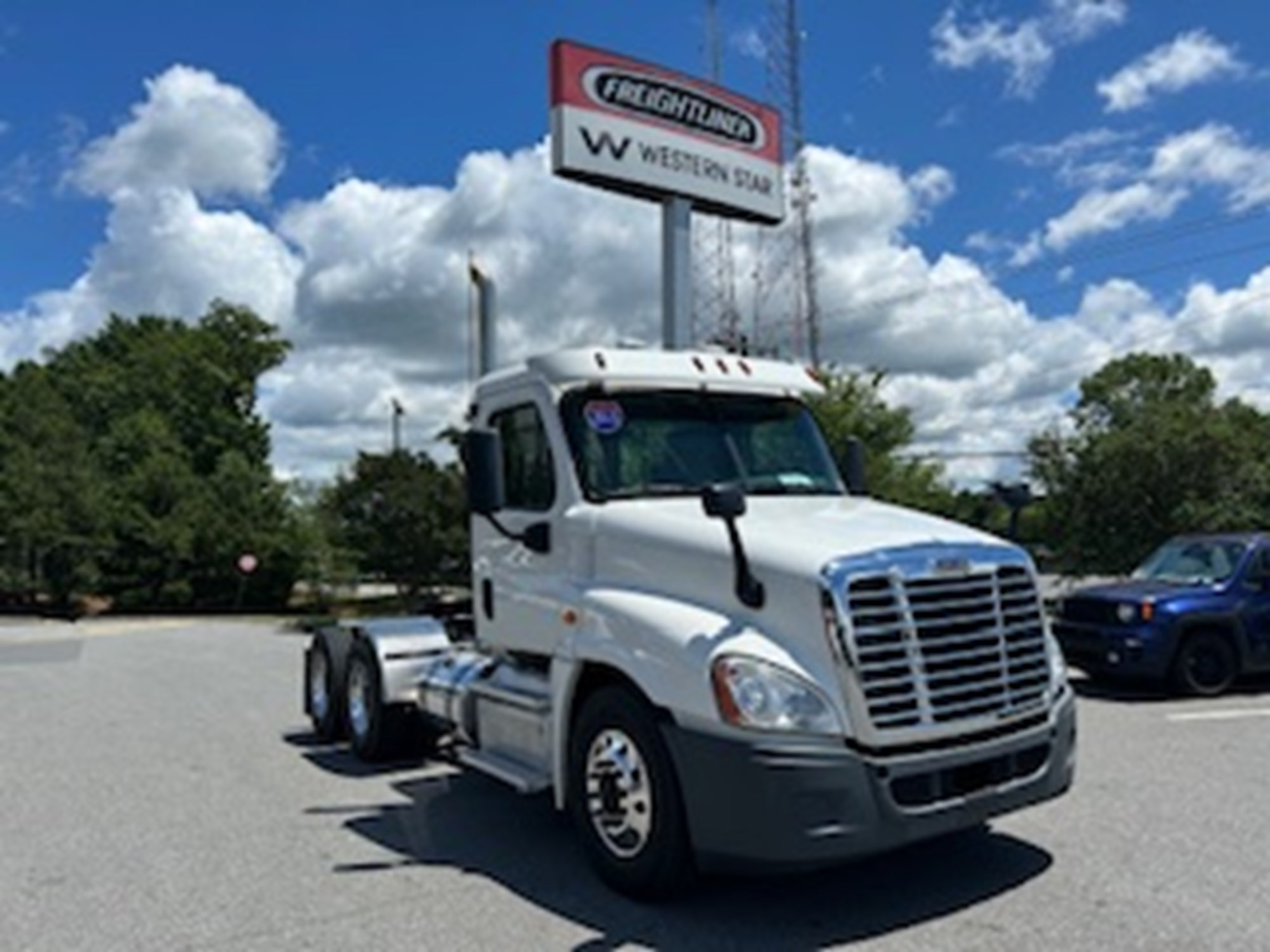 2013 FREIGHTLINER CASCADIA 125 - image 1 of 6