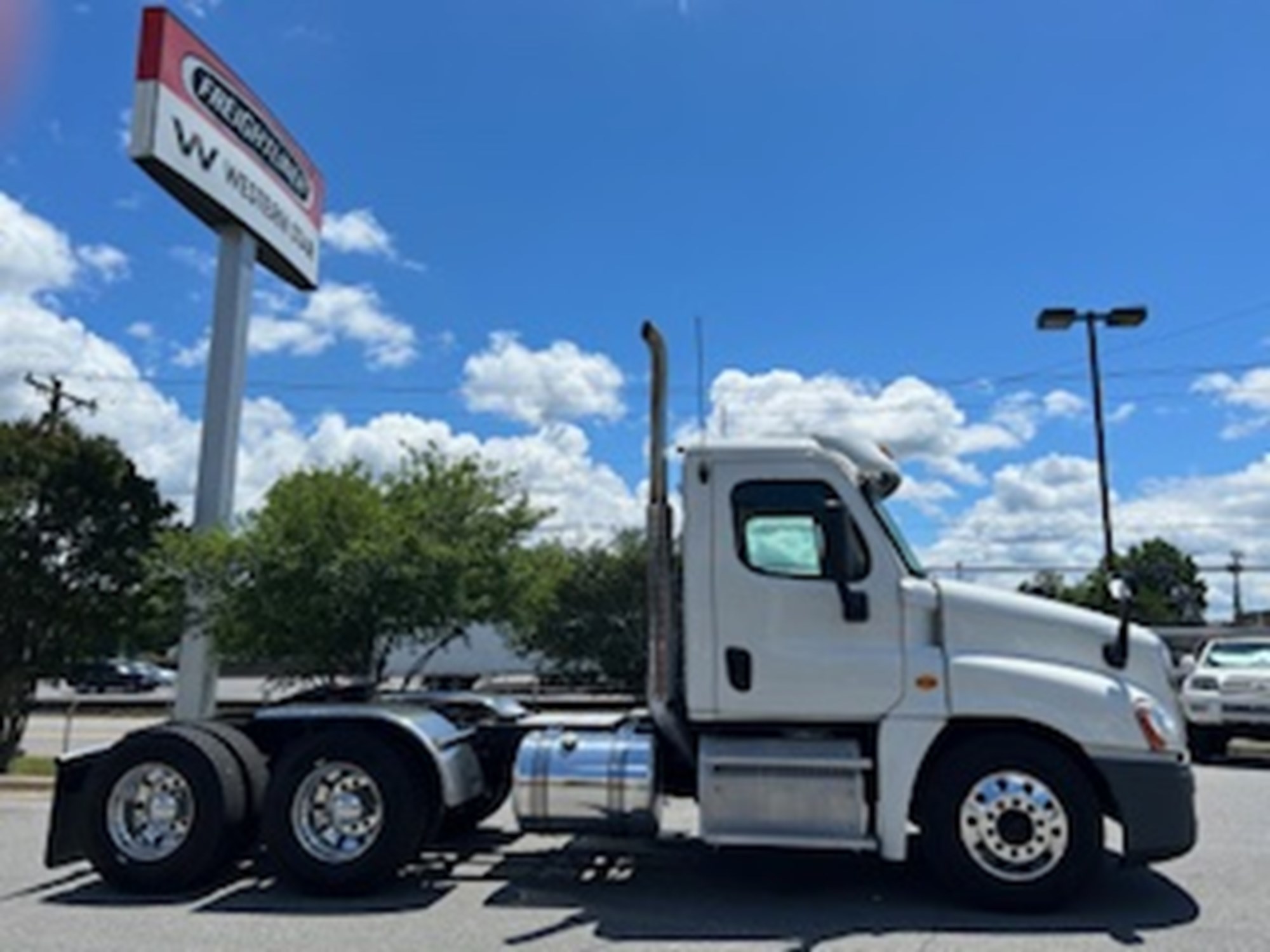 2013 FREIGHTLINER CASCADIA 125 - image 4 of 6