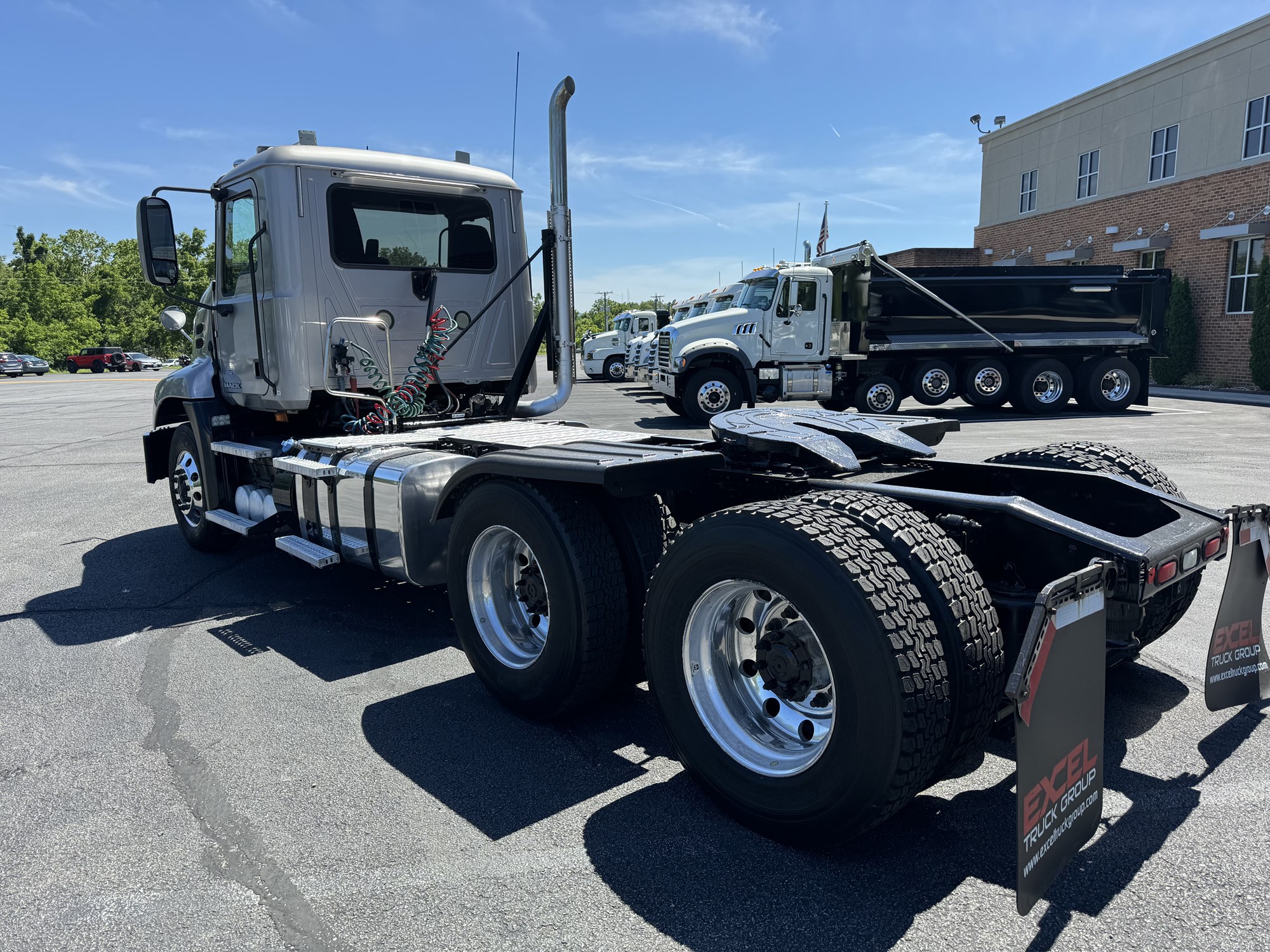 2017 Mack CXU613 - image 2 of 6