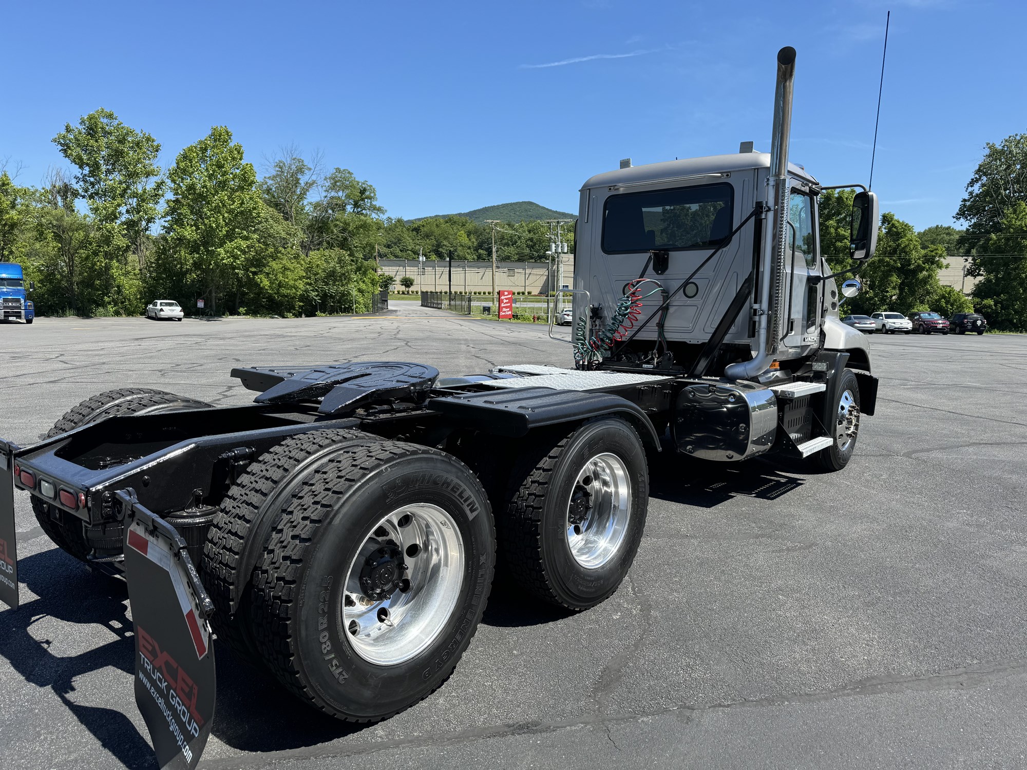 2017 Mack CXU613 - image 4 of 6