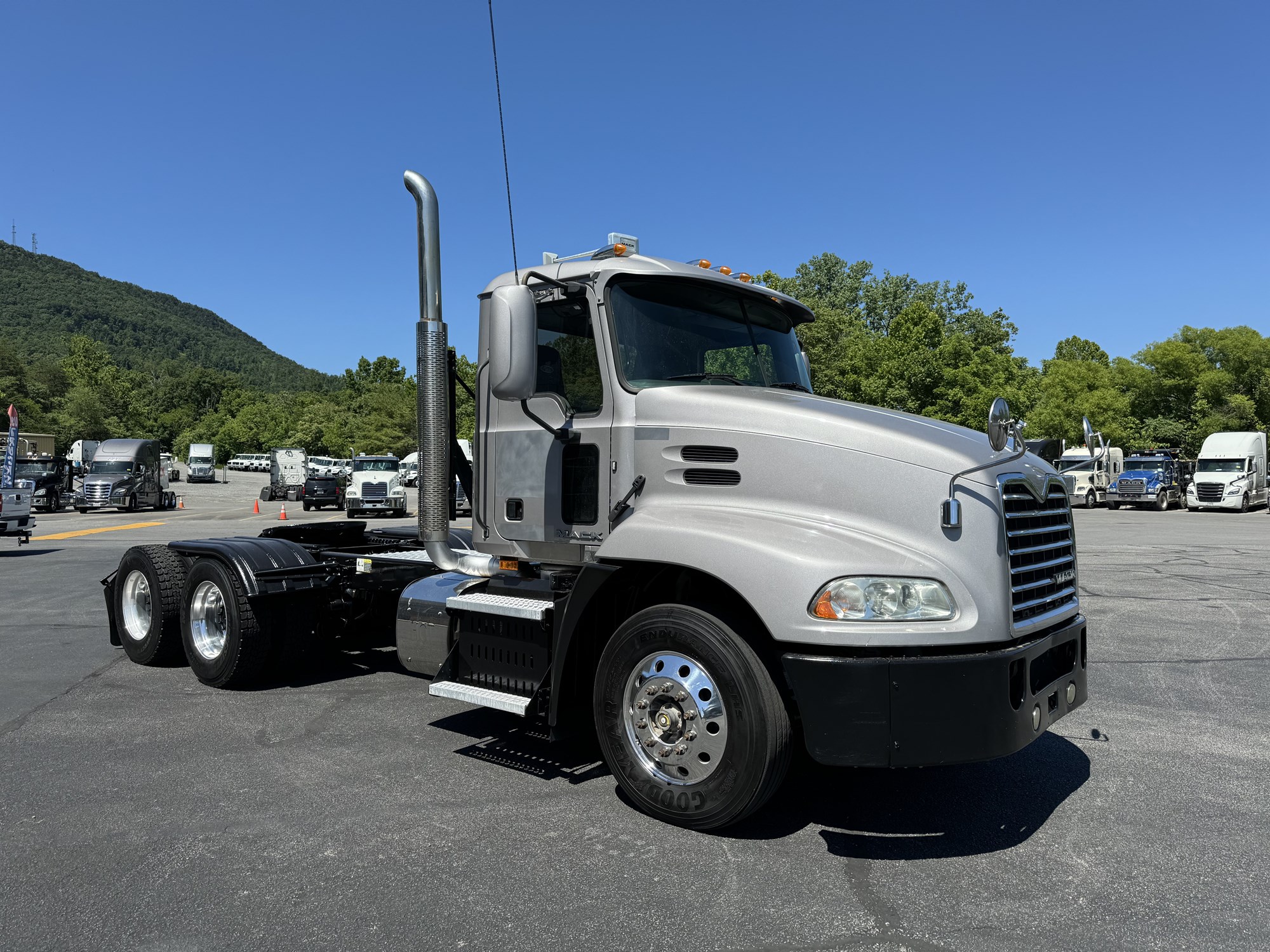 2017 Mack CXU613 - image 5 of 6