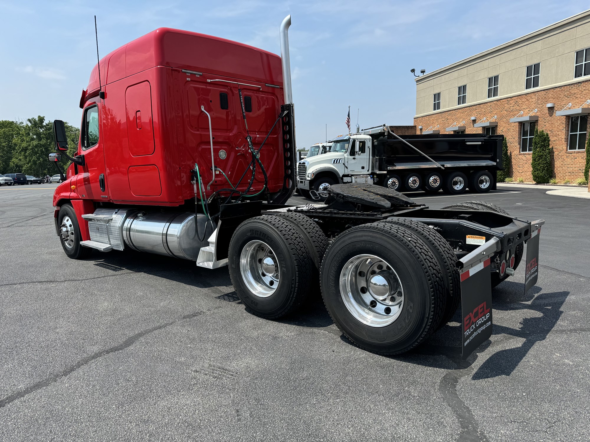 2012 Freightliner CA125 Cascadia - image 2 of 6