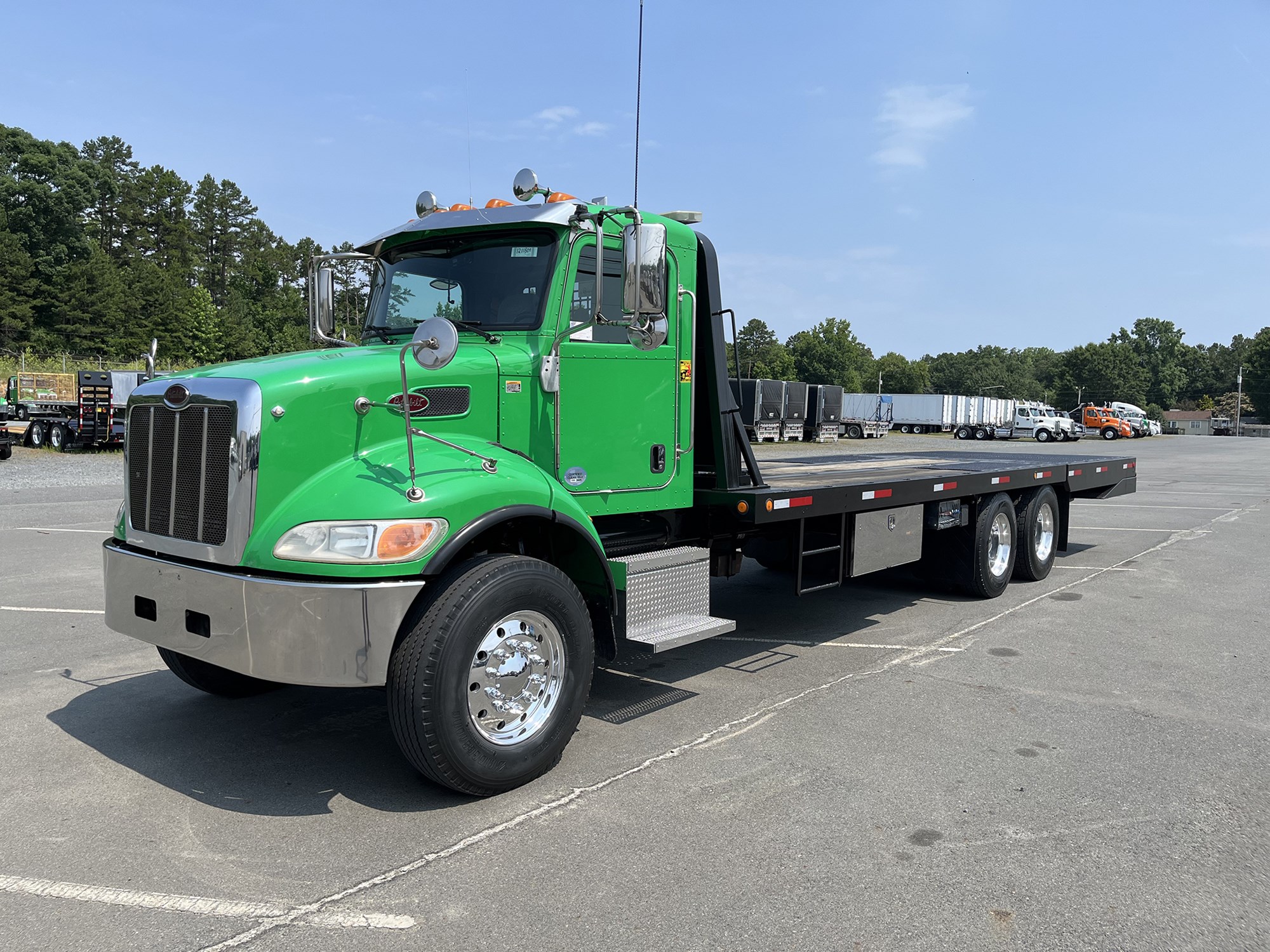 2016 Peterbilt 348 - image 1 of 6