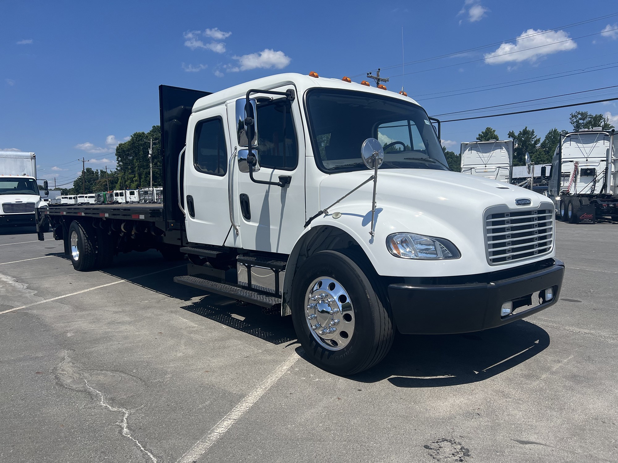 2017 Freightliner M2 106 - image 3 of 6