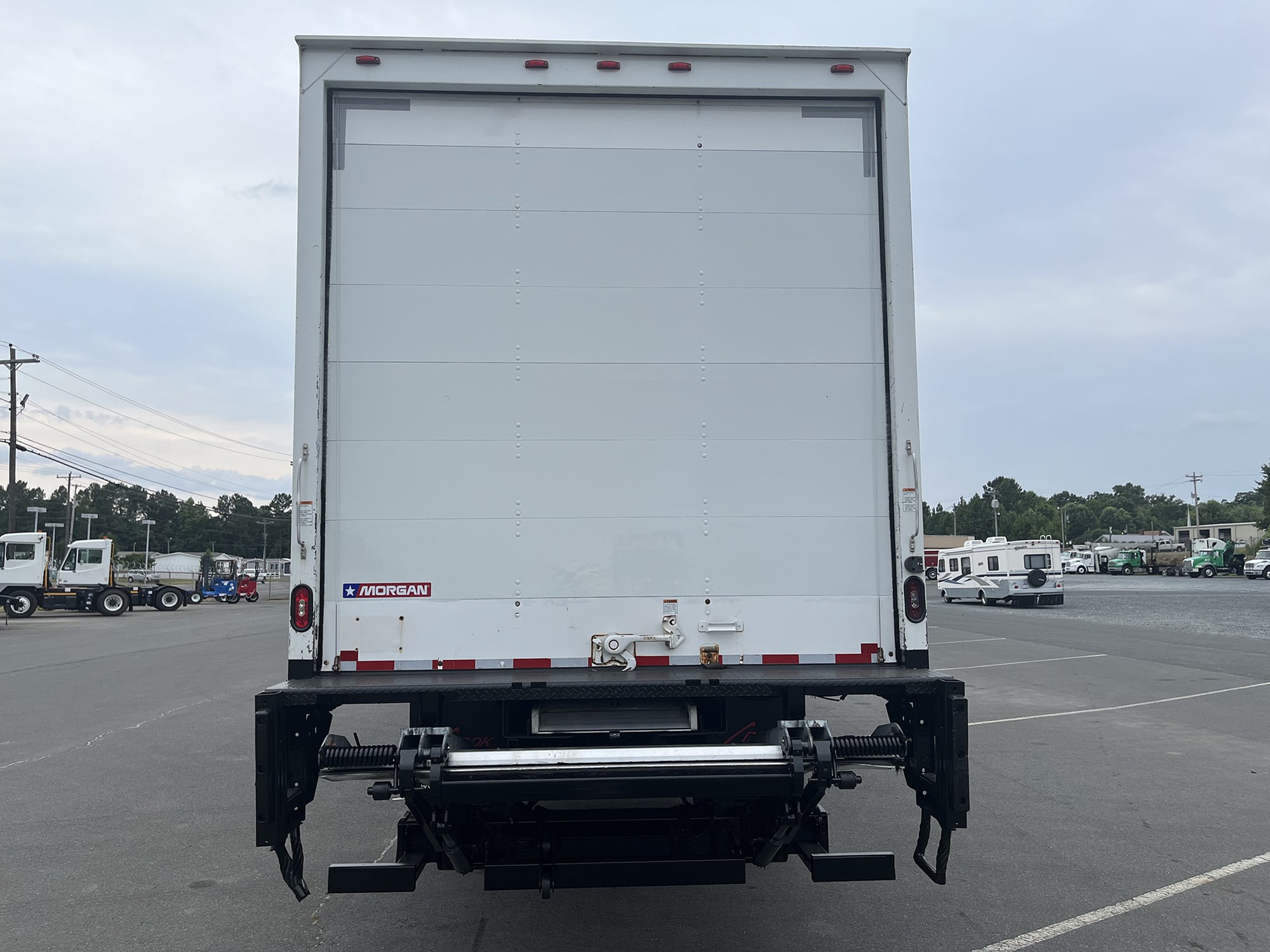 2018 Freightliner M2 - image 5 of 6