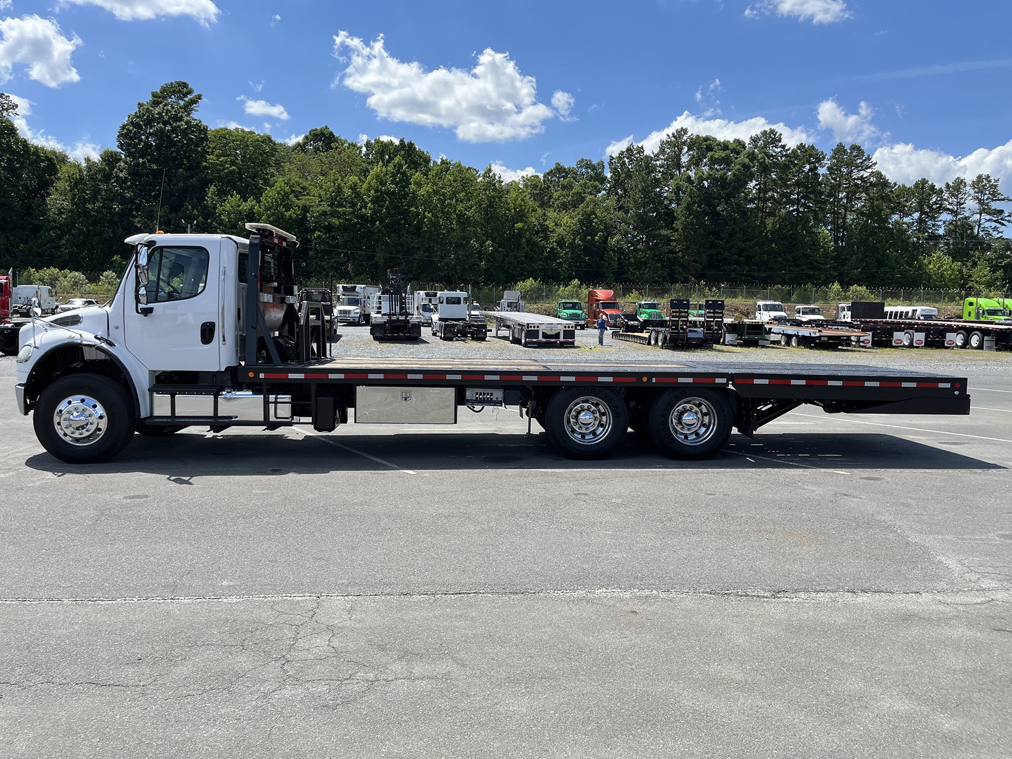 2014 FREIGHTLINER M2 - image 2 of 6