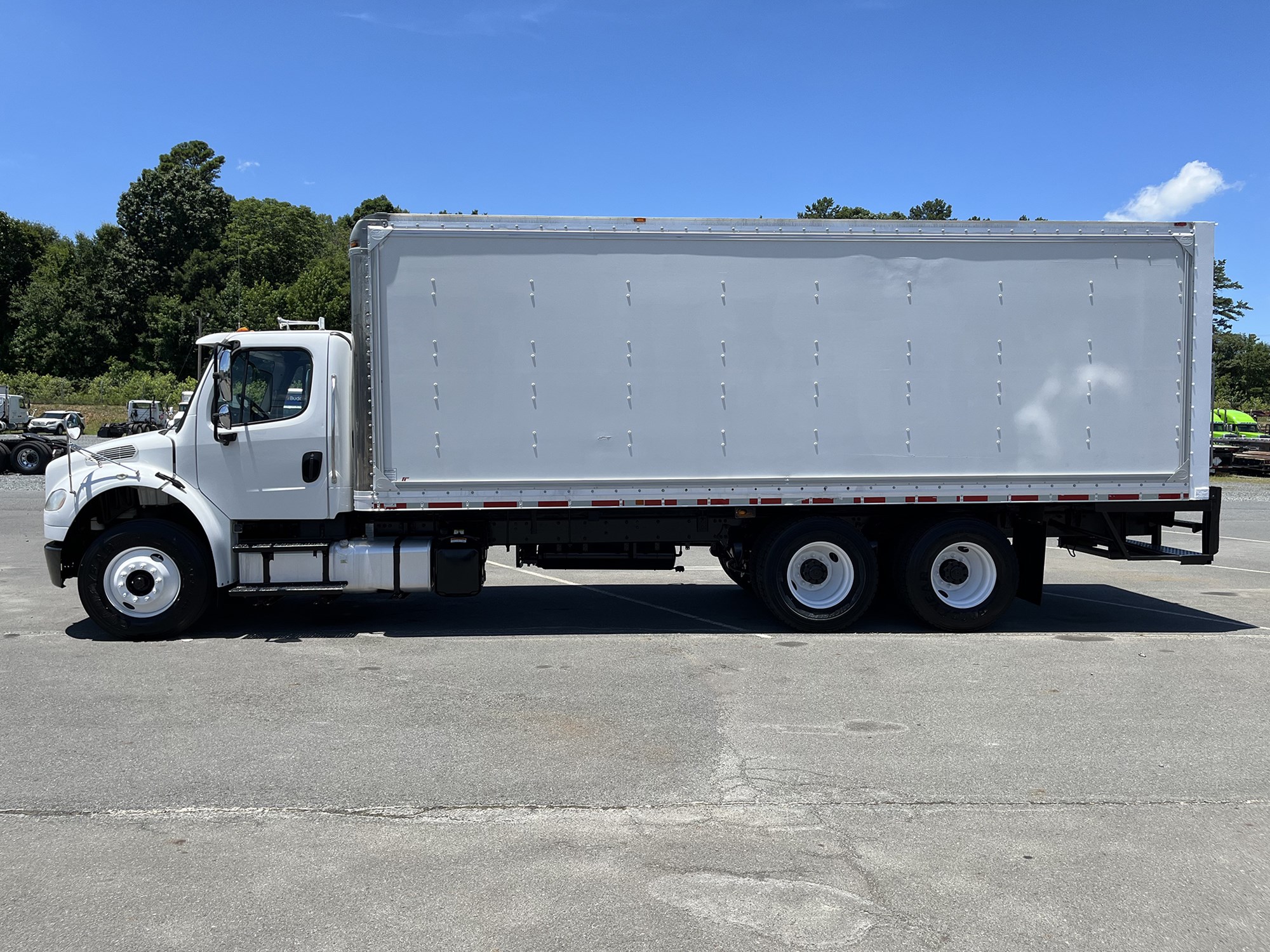 2016 Freightliner M2 - image 2 of 6