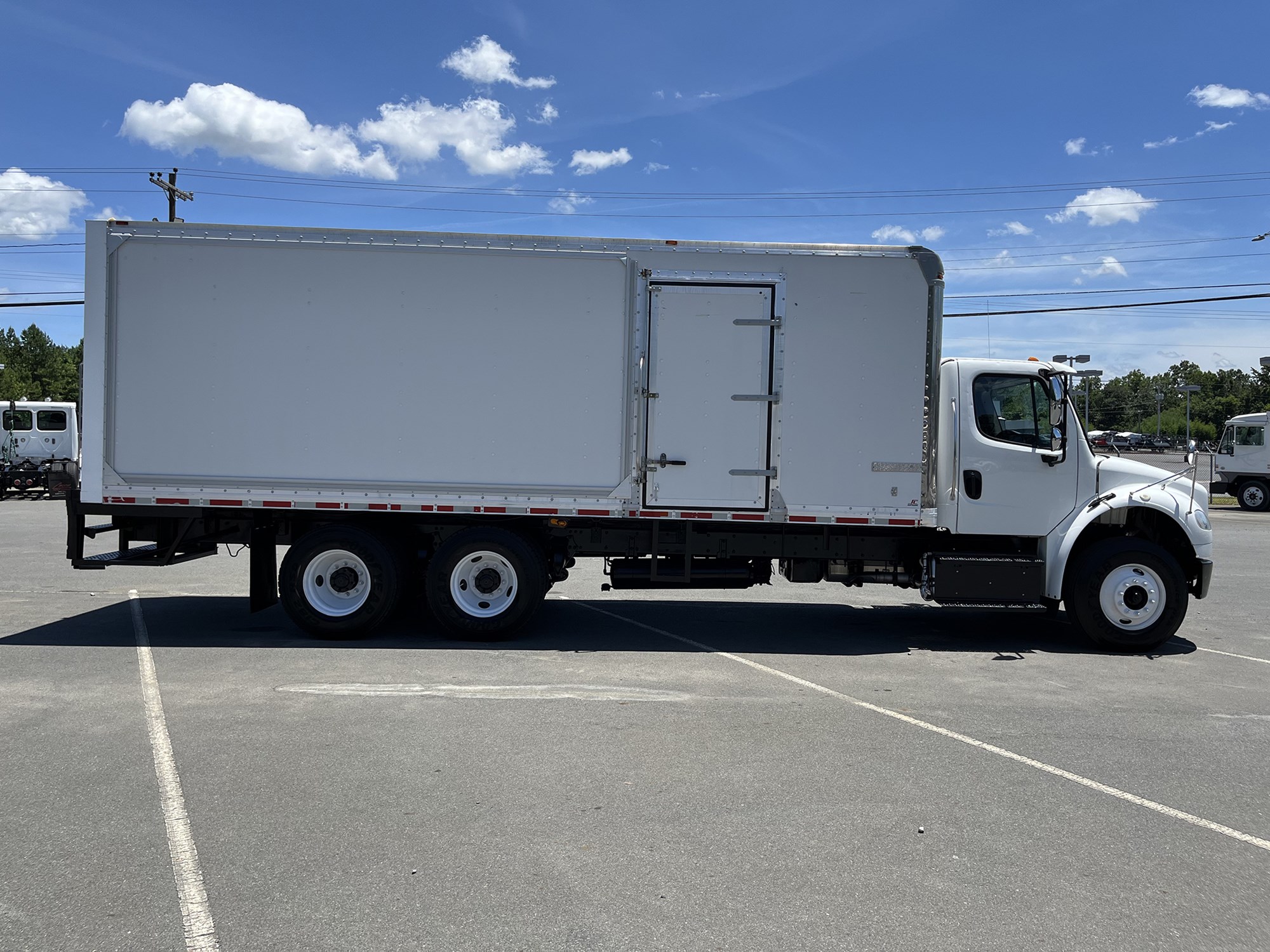 2016 Freightliner M2 - image 6 of 6