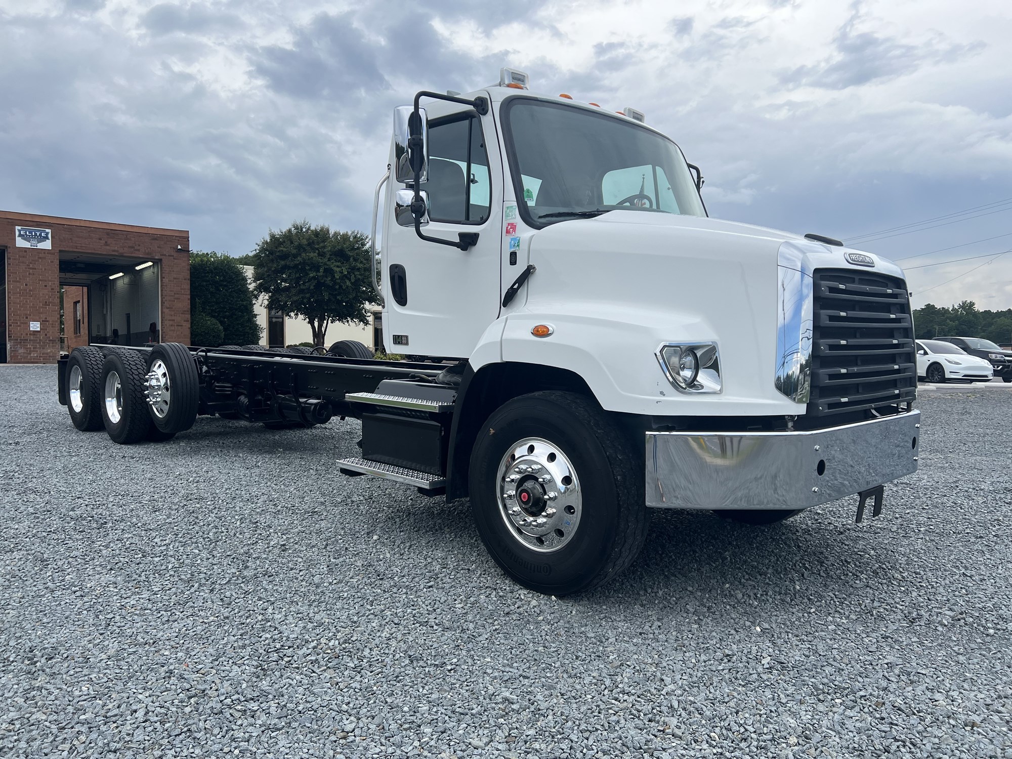 2017 Freightliner 114SD - image 2 of 3