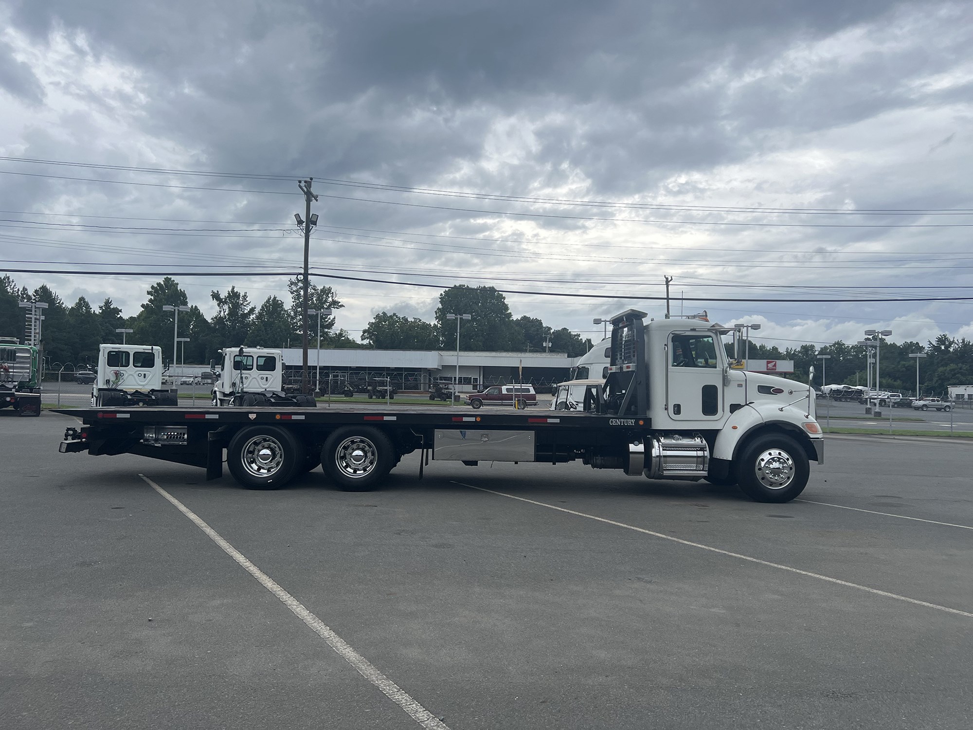 2015 Peterbilt 348 - image 3 of 6