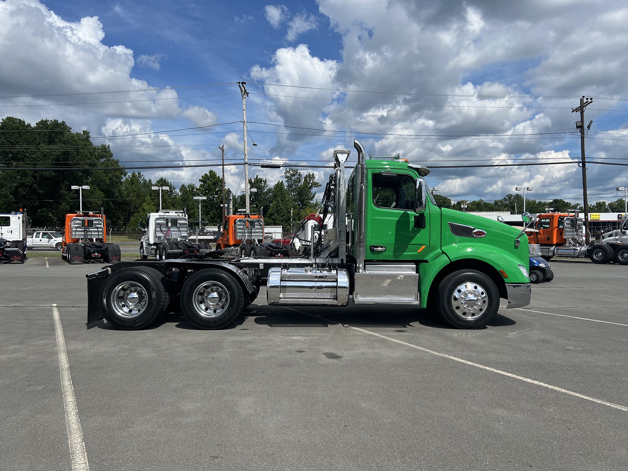 2017 Peterbilt 579 - image 4 of 6