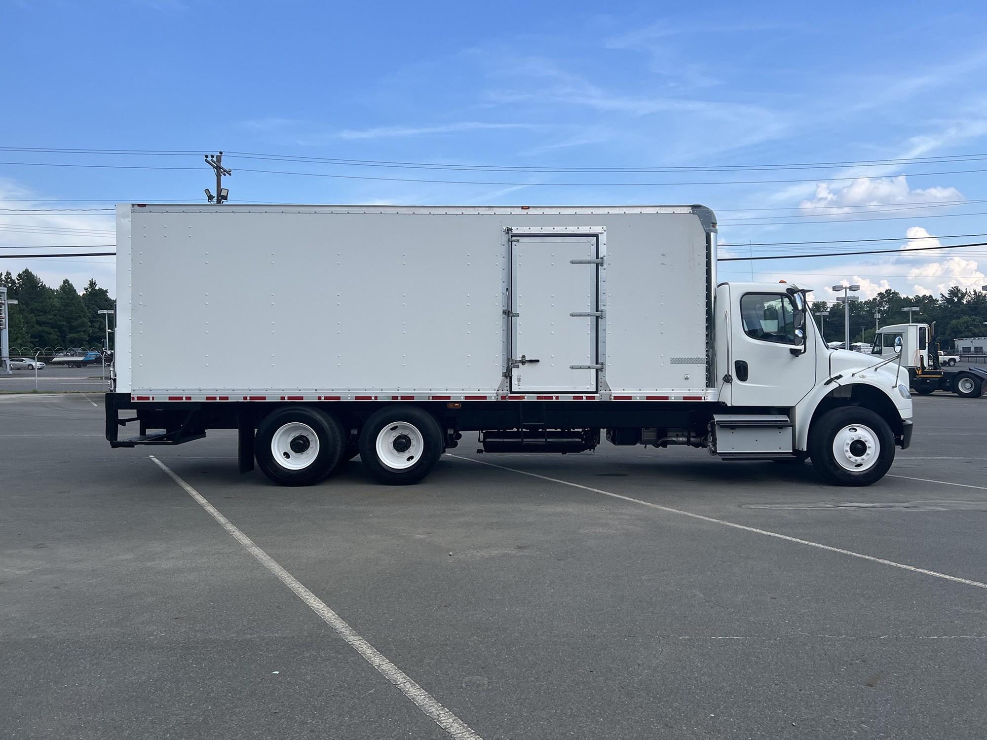 2016 Freightliner M2 - image 4 of 6