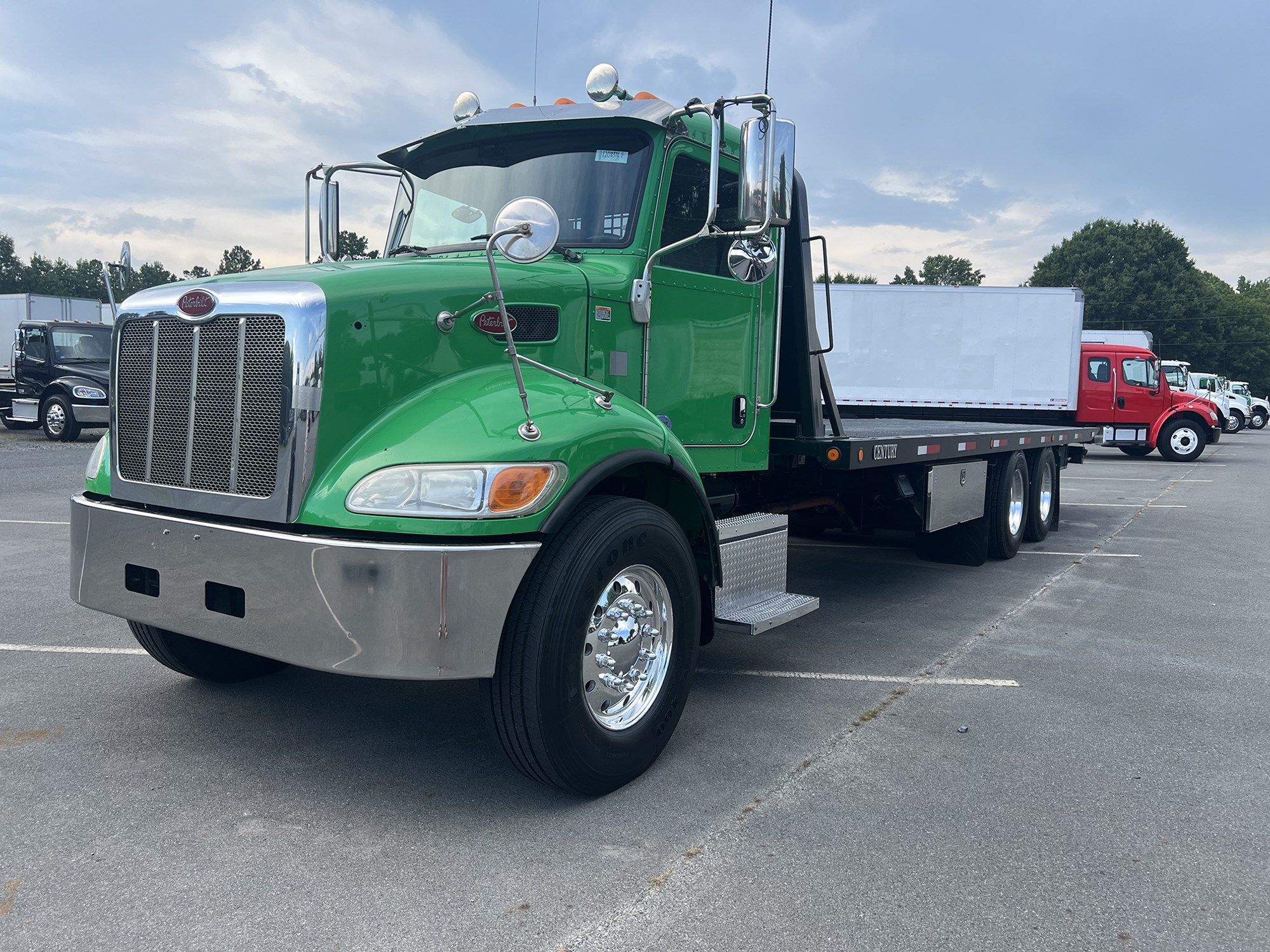 2016 Peterbilt 348 - image 1 of 6