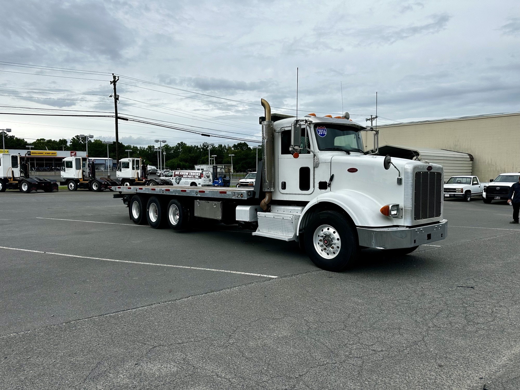 2016 Peterbilt 365 - image 2 of 6