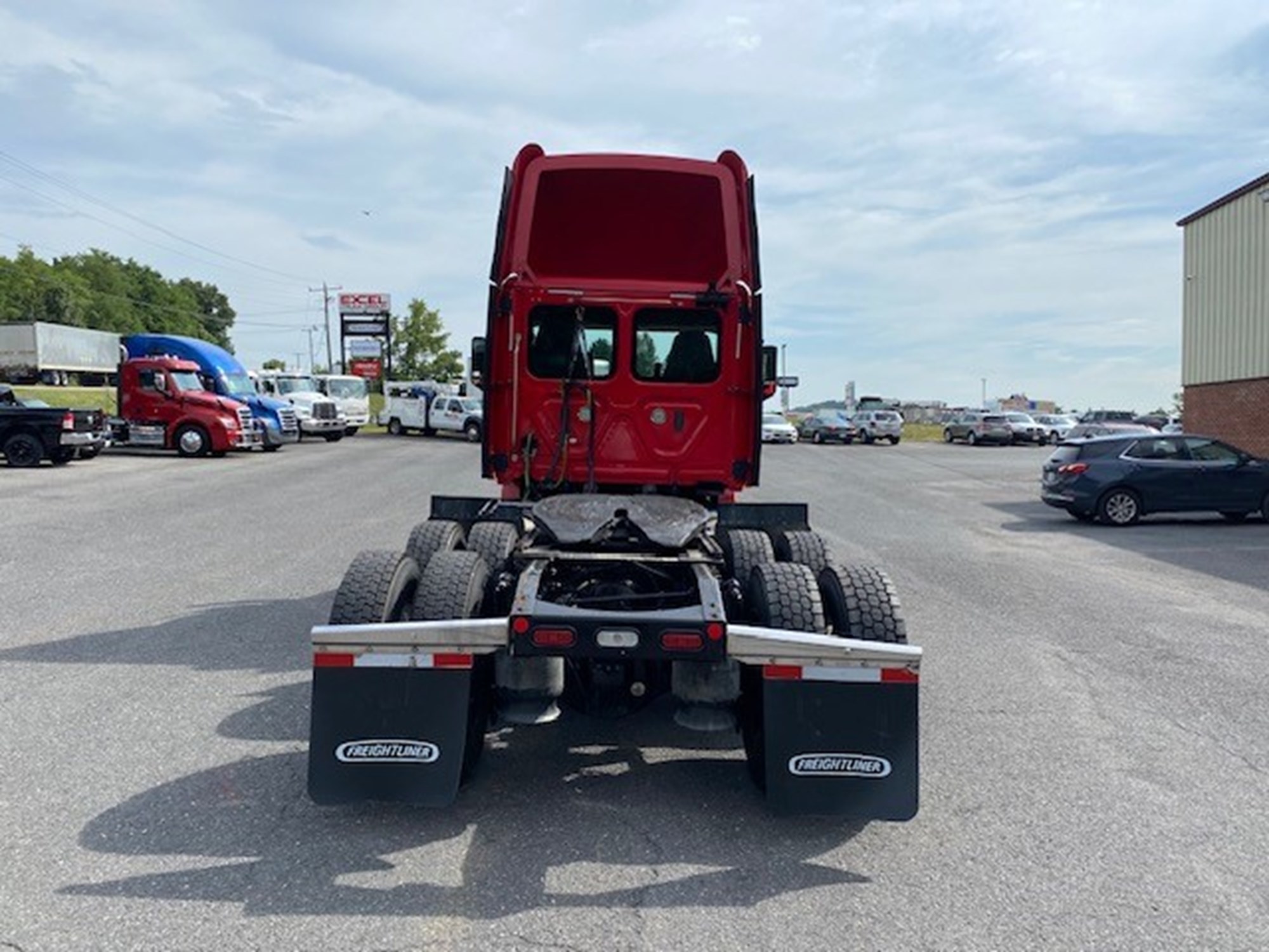 2020 FREIGHTLINER CASCADIA 126 - image 4 of 6