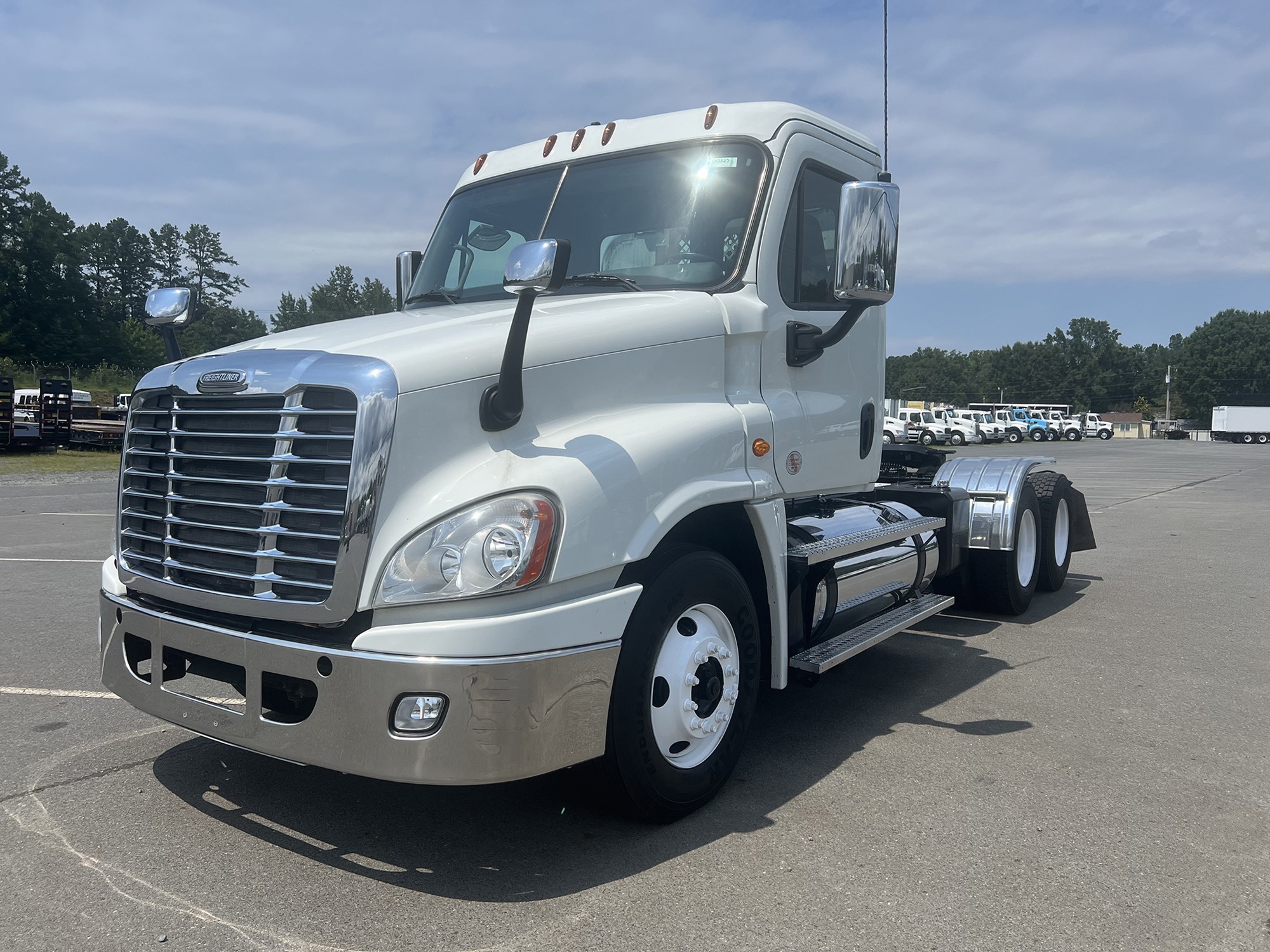 2016 Freightliner Cascadia 125 - image 1 of 6