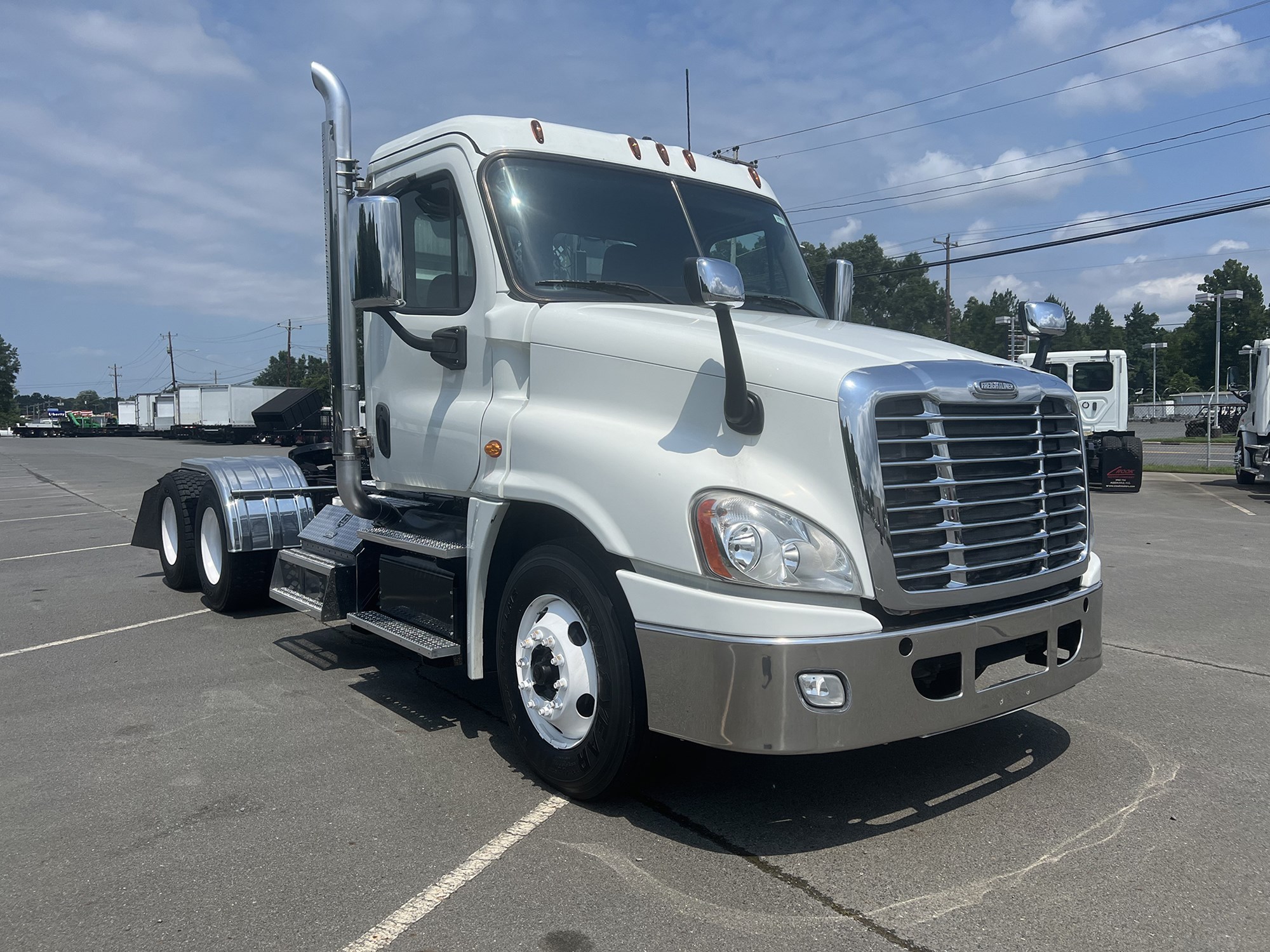 2016 Freightliner Cascadia 125 - image 3 of 6