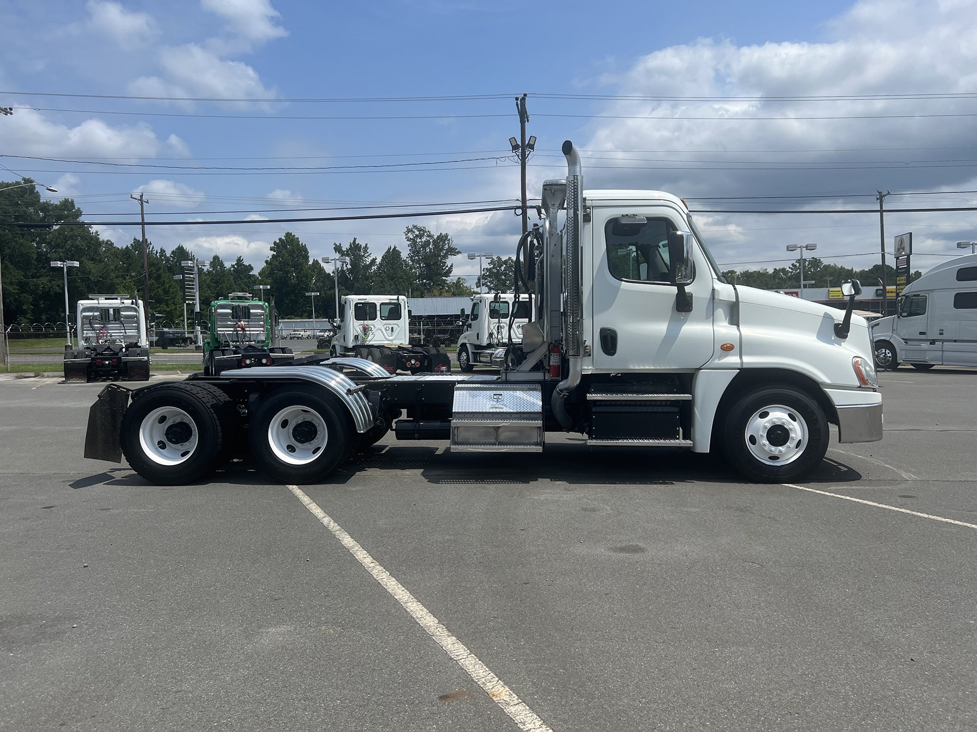 2016 Freightliner Cascadia 125 - image 4 of 6