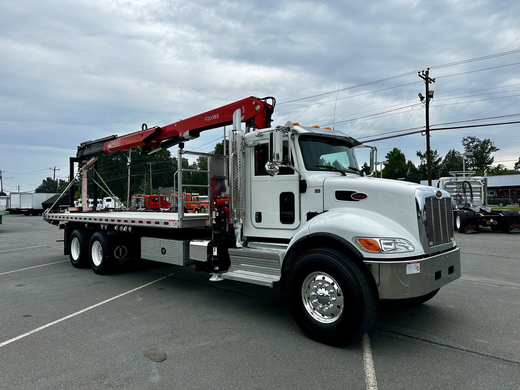 2022 Peterbilt 348 - image 2 of 6