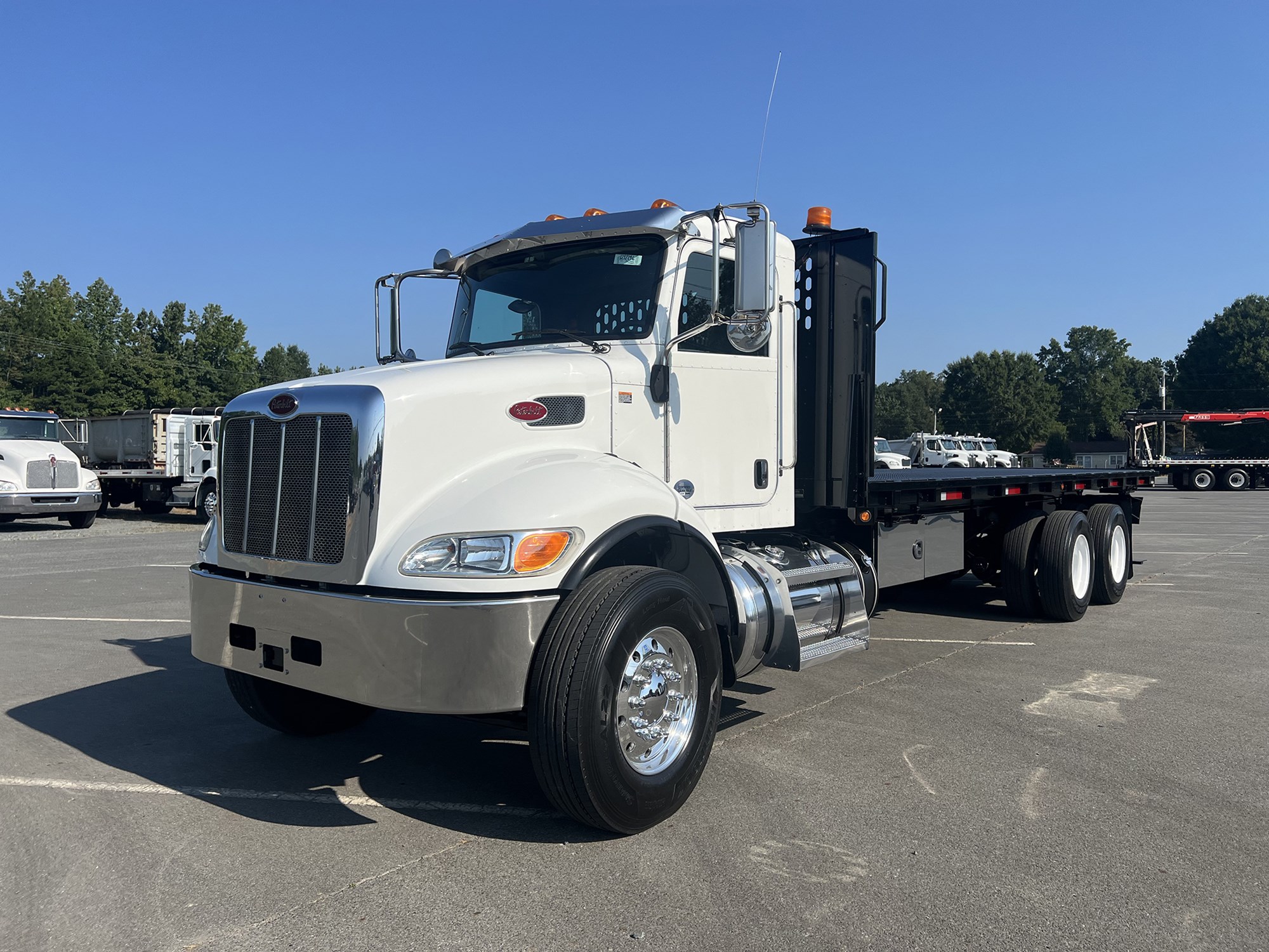 2019 Peterbilt 348 - image 1 of 6