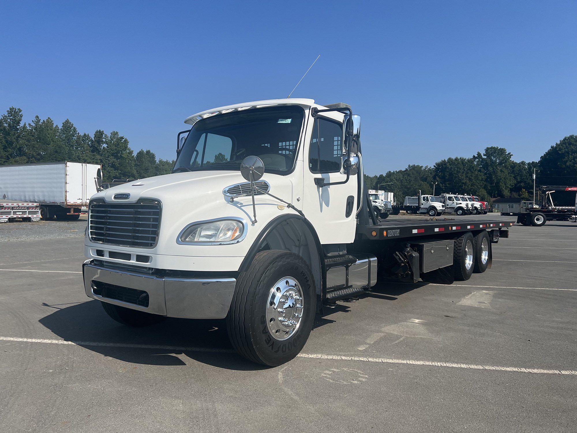 2014 FREIGHTLINER M2 - image 1 of 6