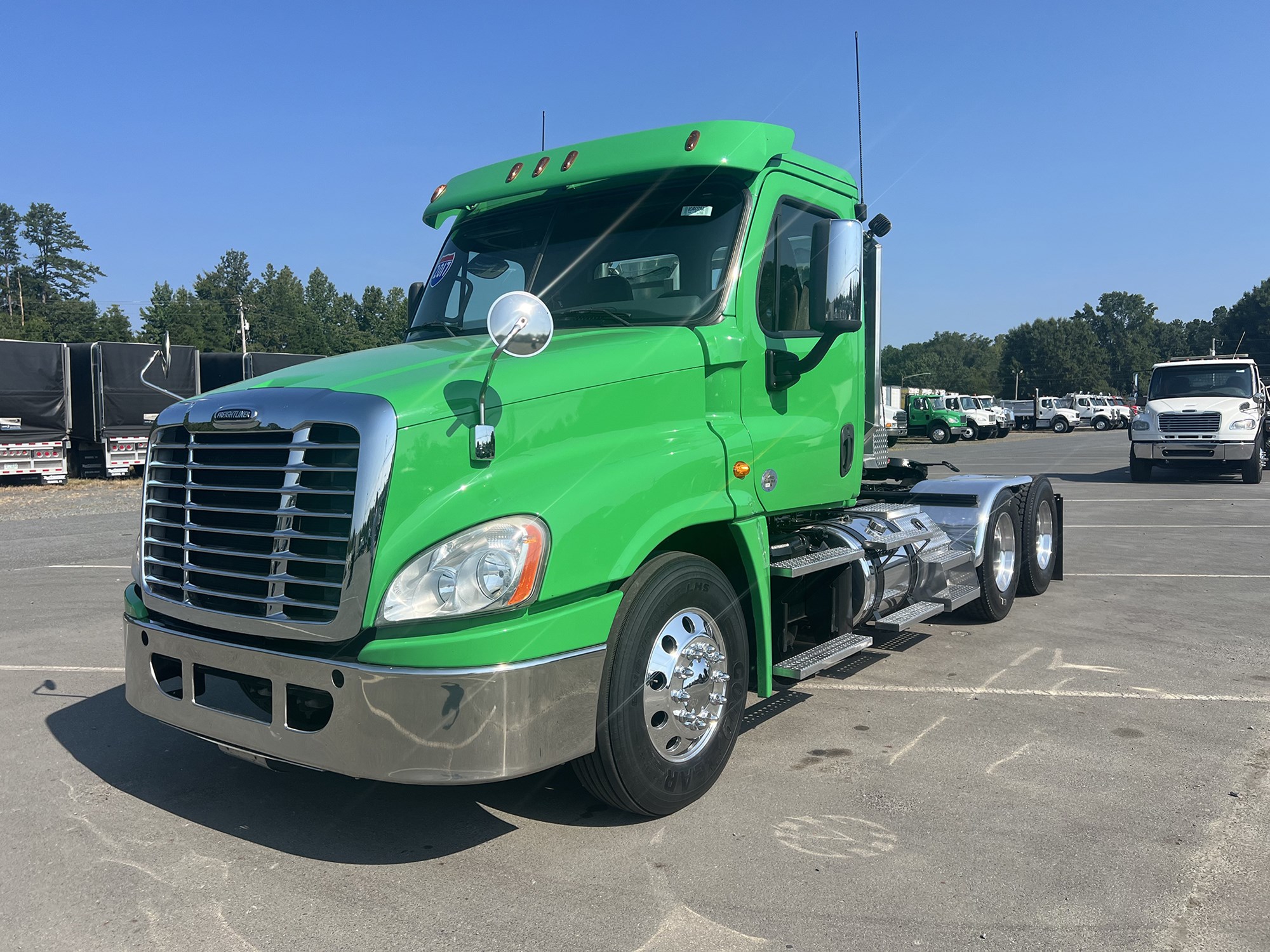 2018 FREIGHTLINER CASCADIA 125 - image 1 of 6