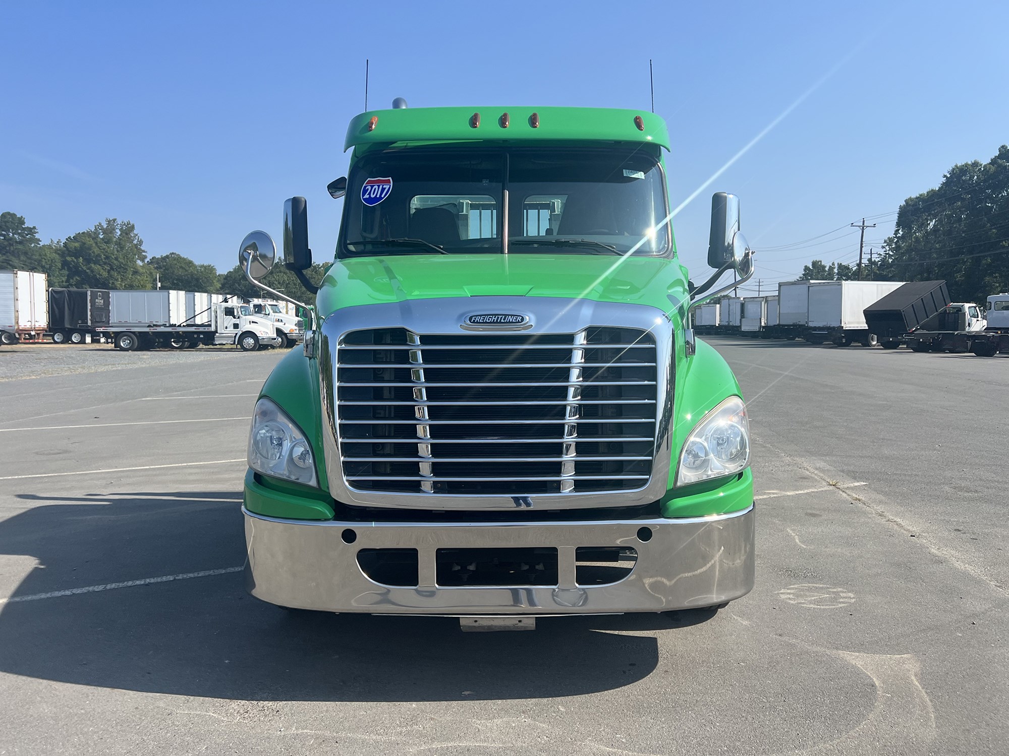 2018 FREIGHTLINER CASCADIA 125 - image 2 of 6