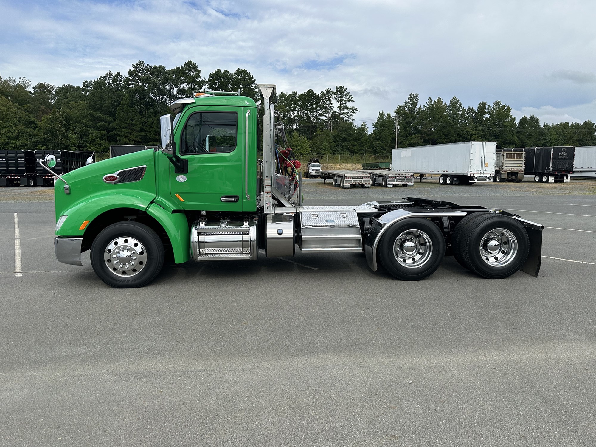 2017 Peterbilt 579 - image 2 of 6