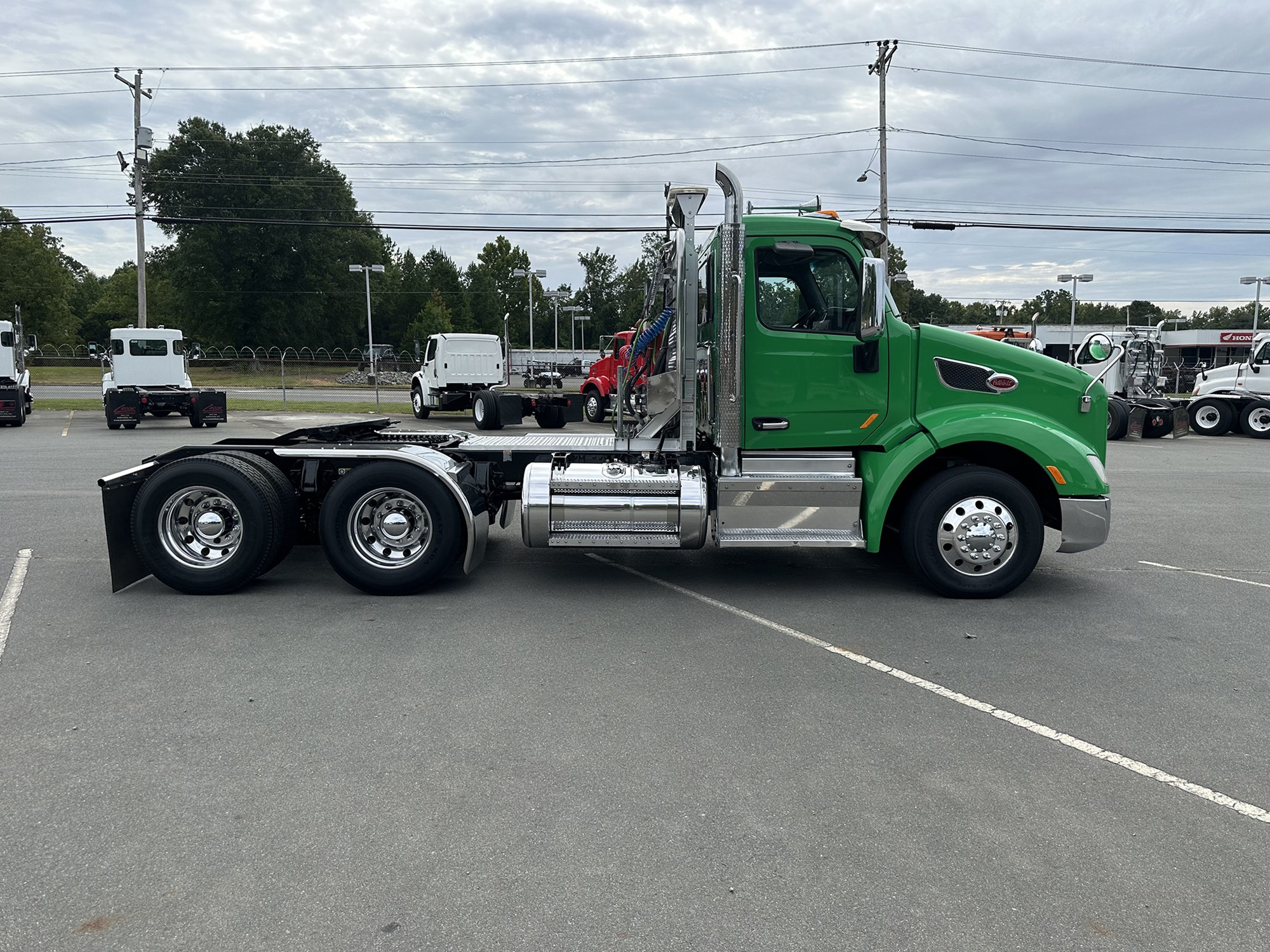 2017 Peterbilt 579 - image 6 of 6