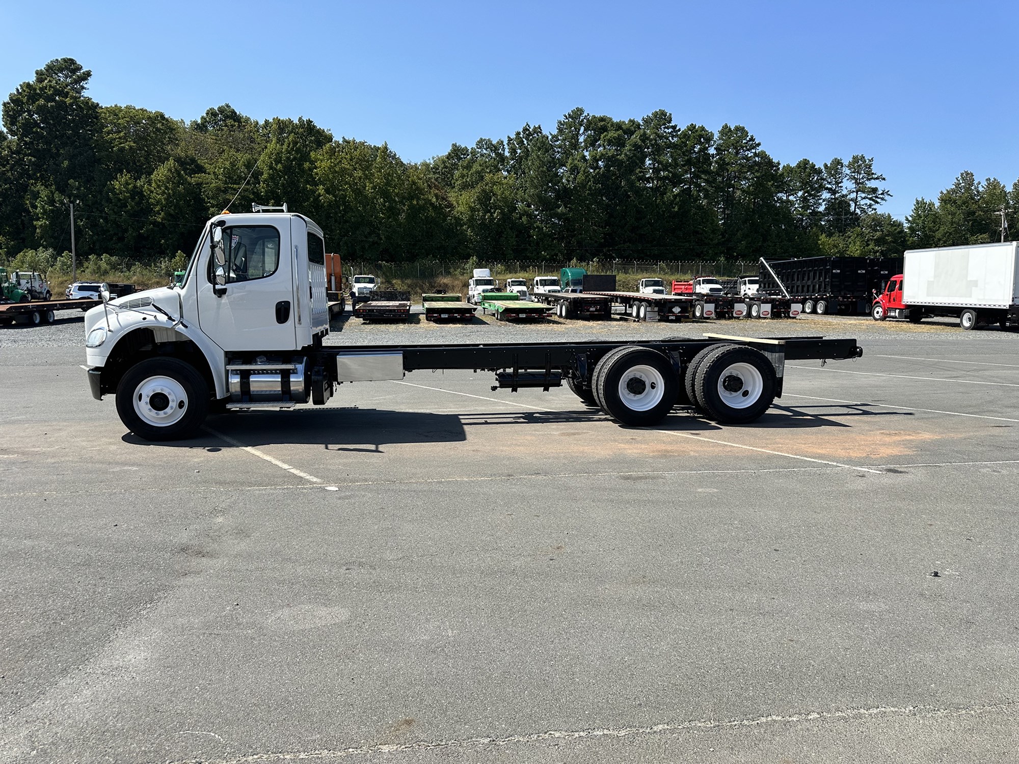 2016 Freightliner M2 - image 2 of 6