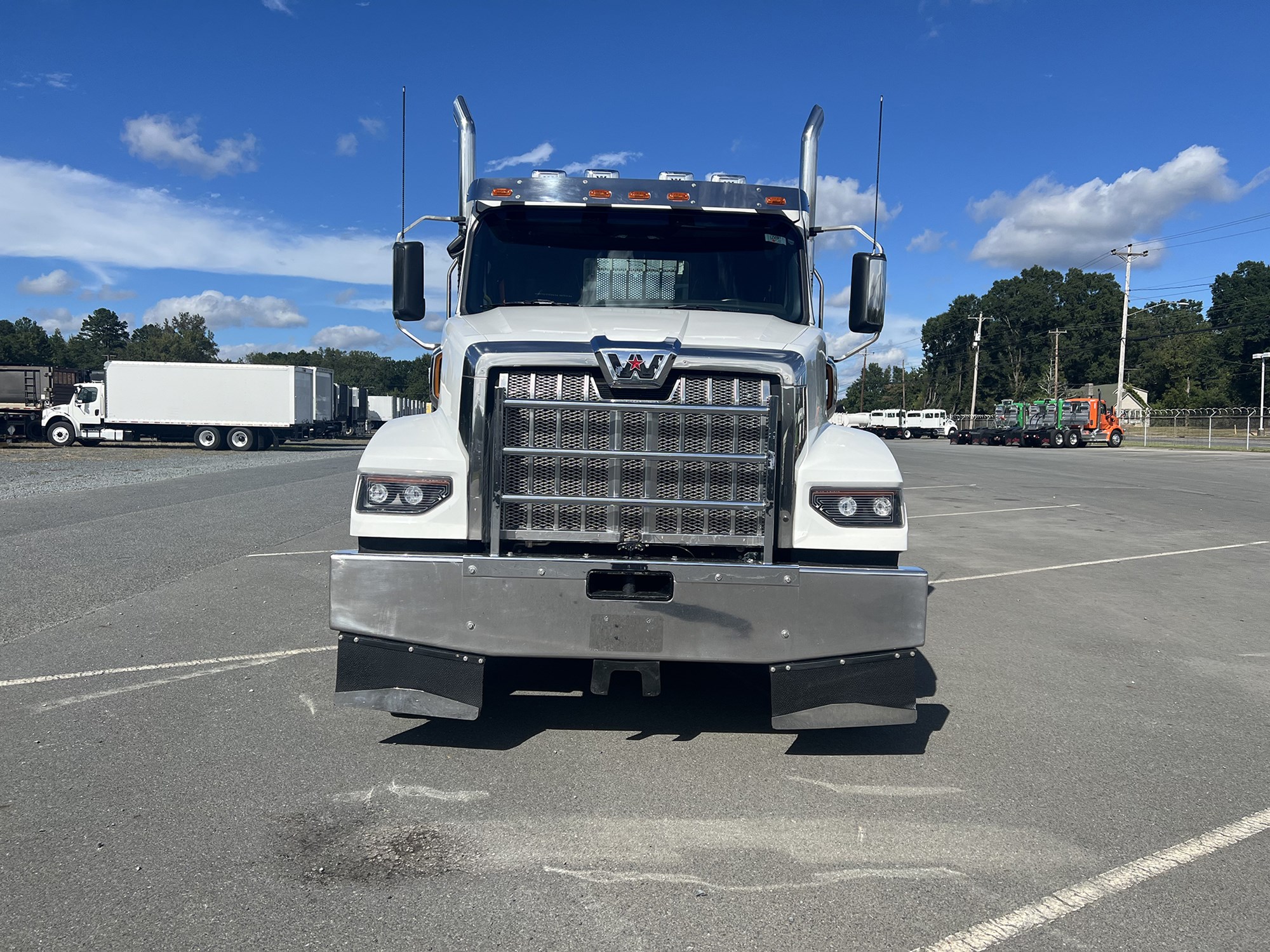 2022 Western Star 49X Chassis - image 2 of 6