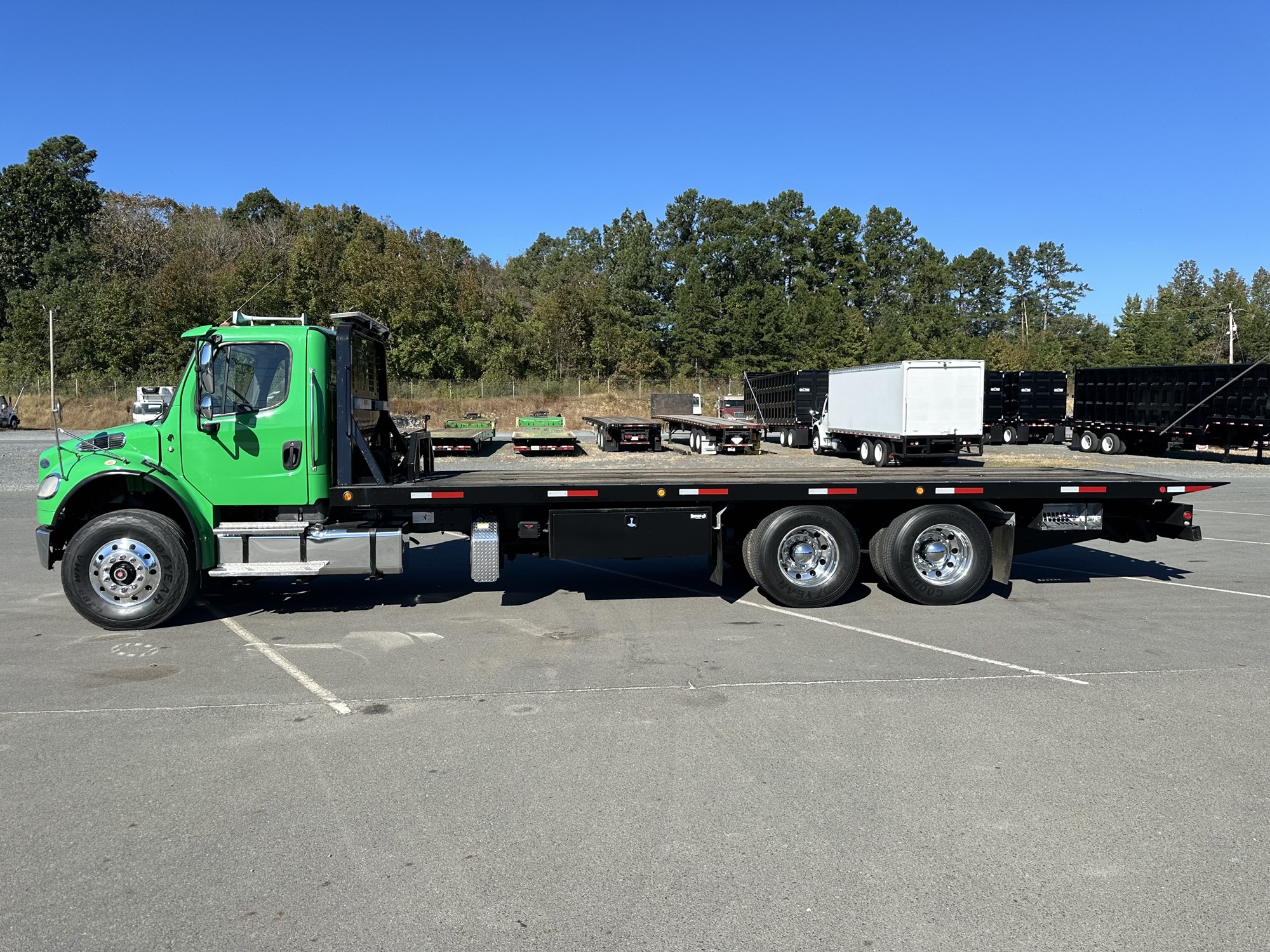 2016 Freightliner M2 106 - image 2 of 6