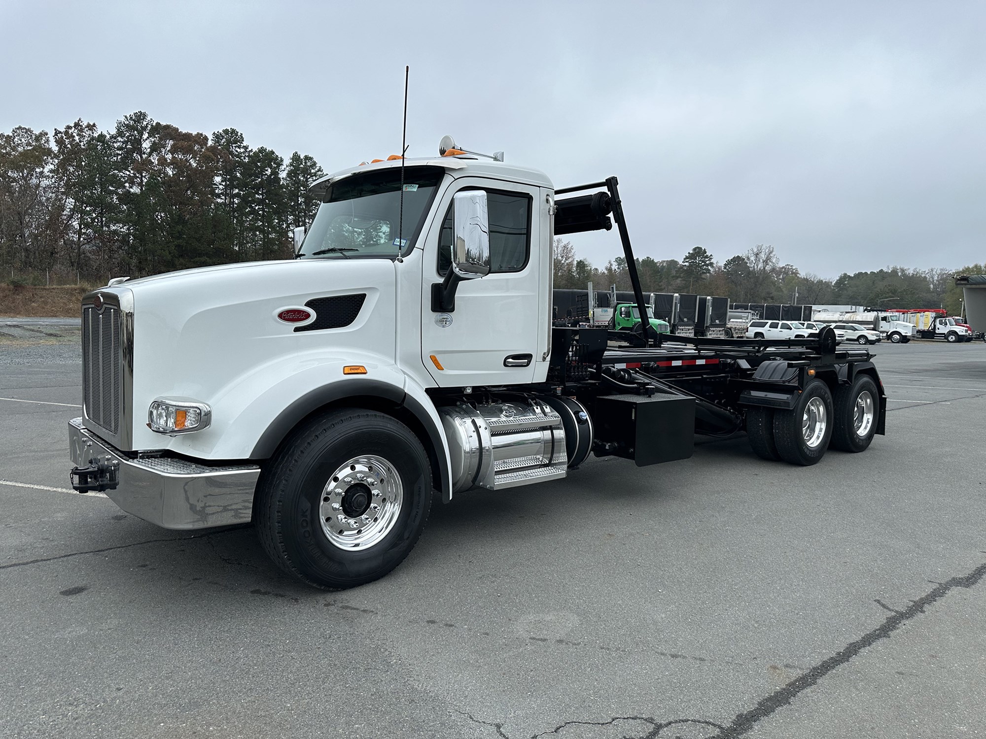 2021 Peterbilt 567 - image 1 of 6