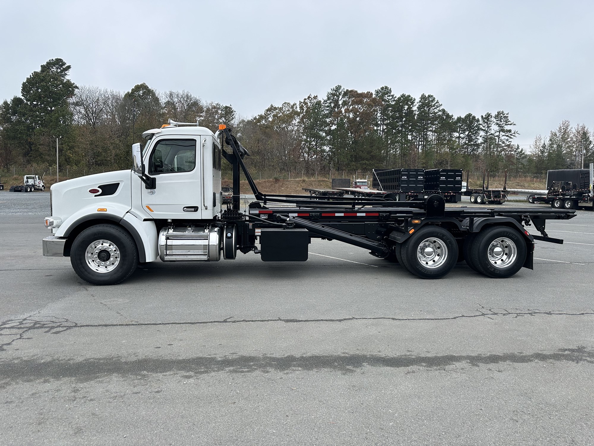 2021 Peterbilt 567 - image 2 of 6