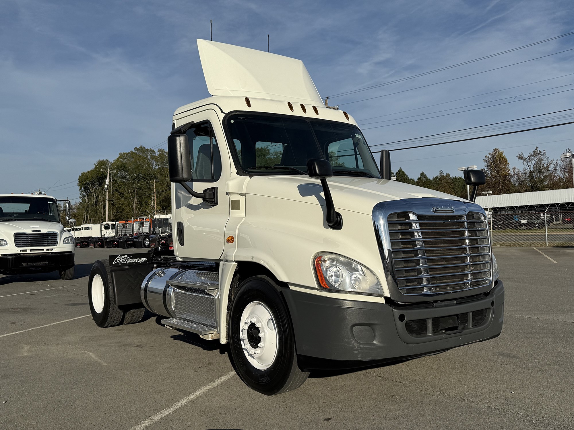 2017 Freightliner Cascadia 125 - image 2 of 4