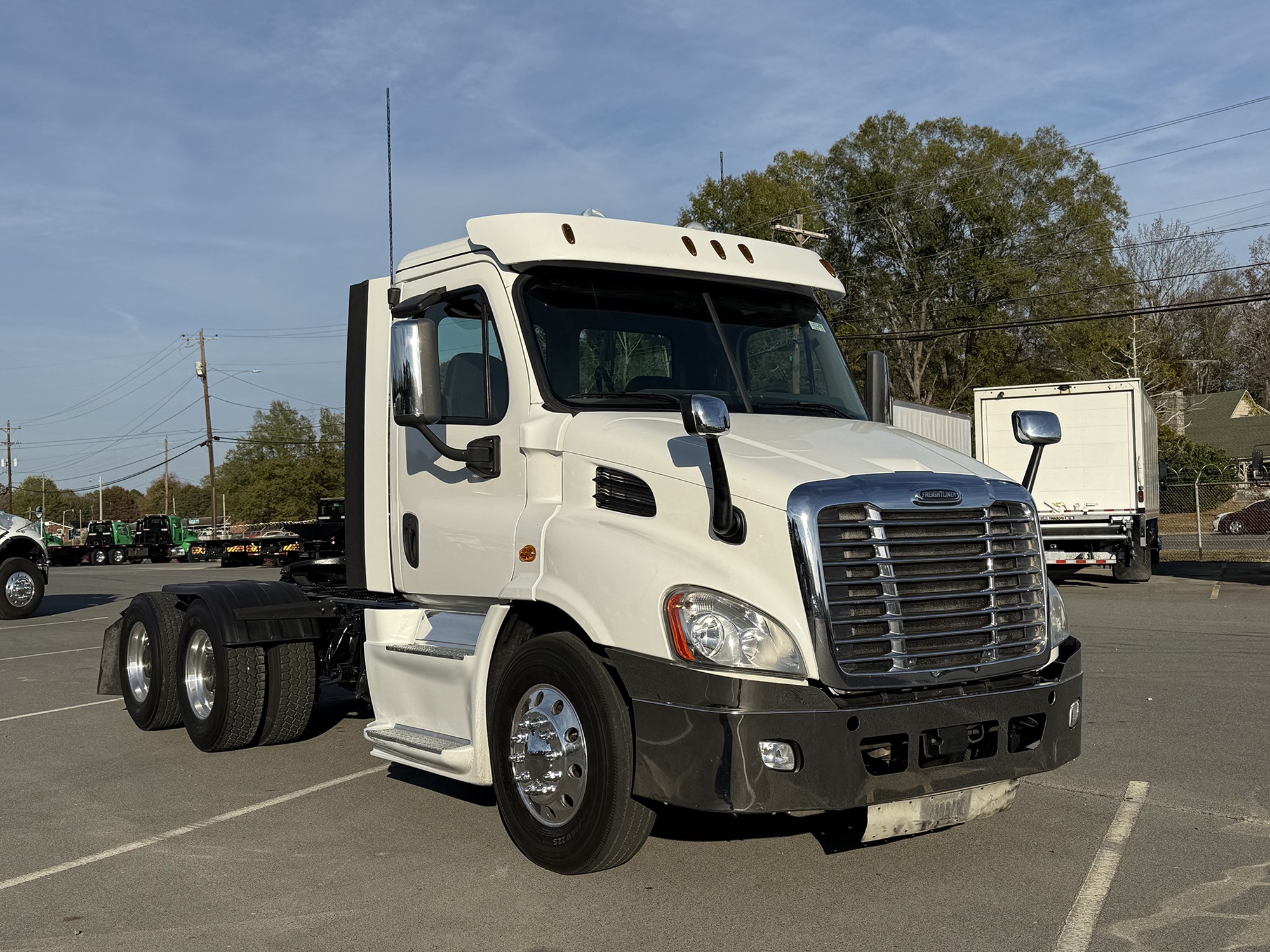 2018 Freightliner Cascadia 113 - image 2 of 4